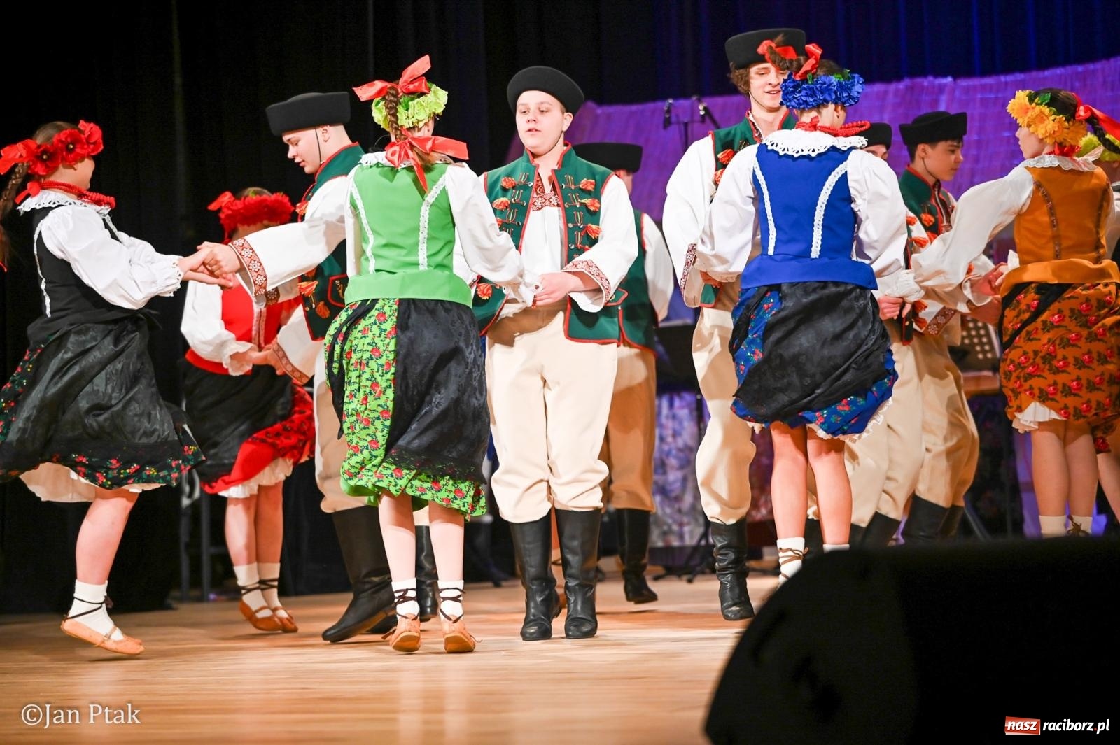 Zdjęcie w galerii na portalu naszraciborz.pl: Taneczna podróż przez siedem regionów Polski na deskach RCK wiadomości z regionu