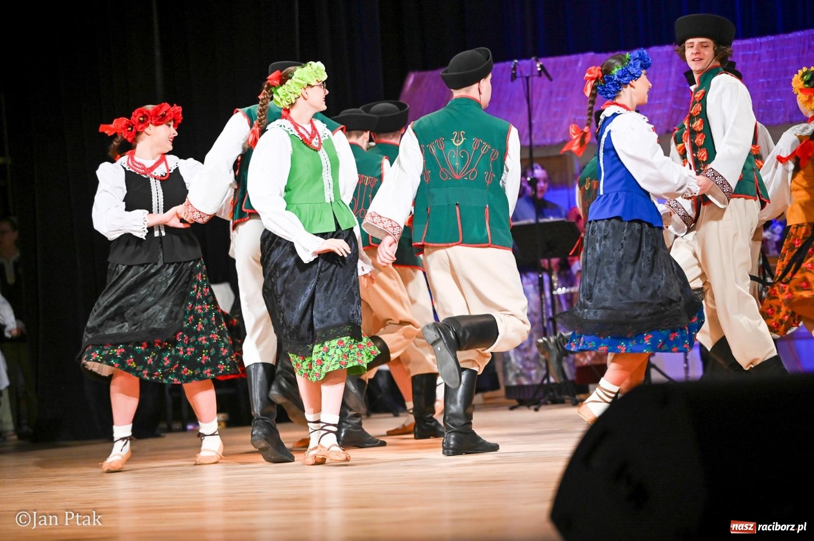 Zdjęcie w galerii na portalu naszraciborz.pl: Taneczna podróż przez siedem regionów Polski na deskach RCK wiadomości z regionu