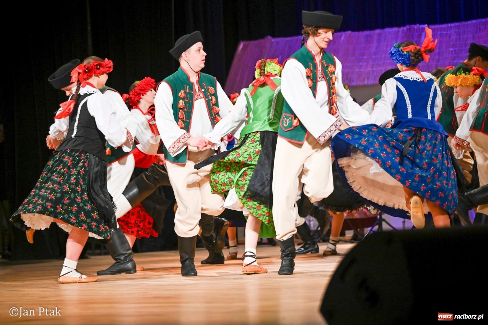 Zdjęcie w galerii na portalu naszraciborz.pl: Taneczna podróż przez siedem regionów Polski na deskach RCK wiadomości z regionu