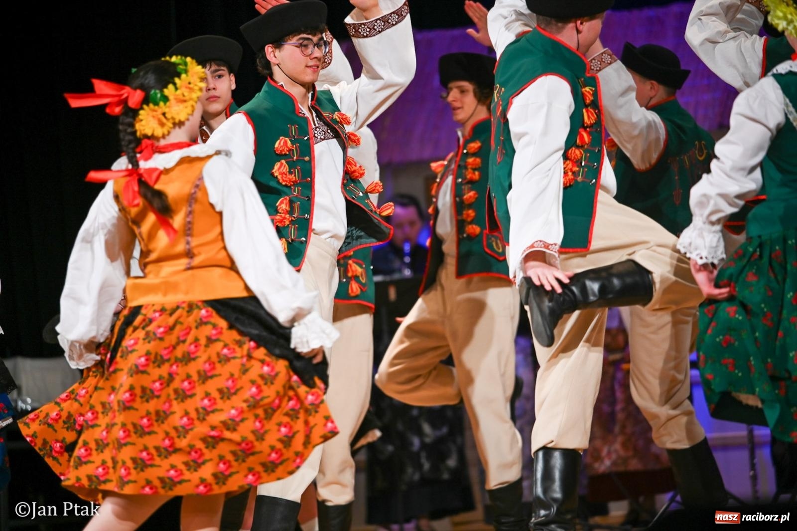 Zdjęcie w galerii na portalu naszraciborz.pl: Taneczna podróż przez siedem regionów Polski na deskach RCK wiadomości z regionu