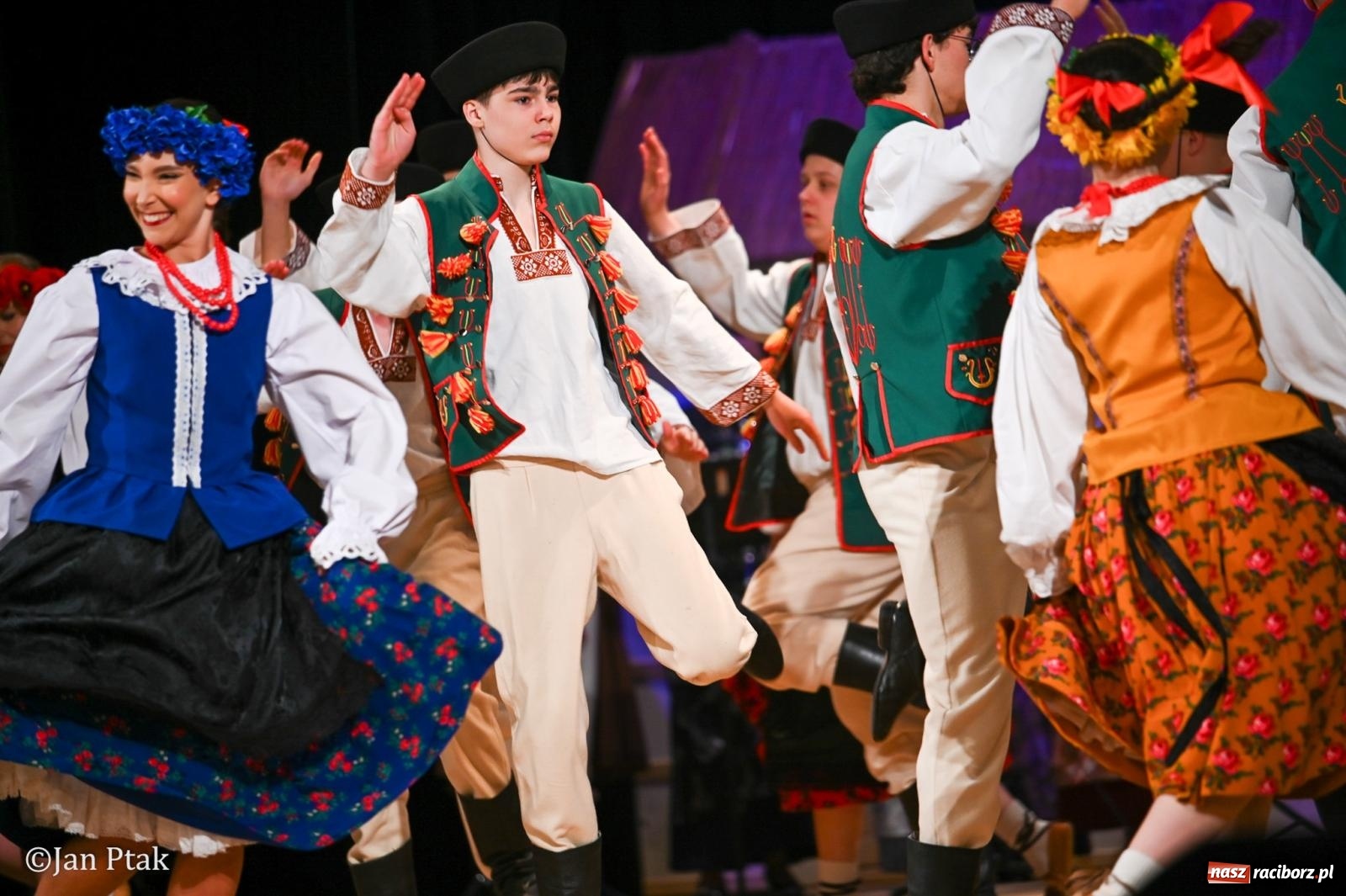 Zdjęcie w galerii na portalu naszraciborz.pl: Taneczna podróż przez siedem regionów Polski na deskach RCK wiadomości z regionu