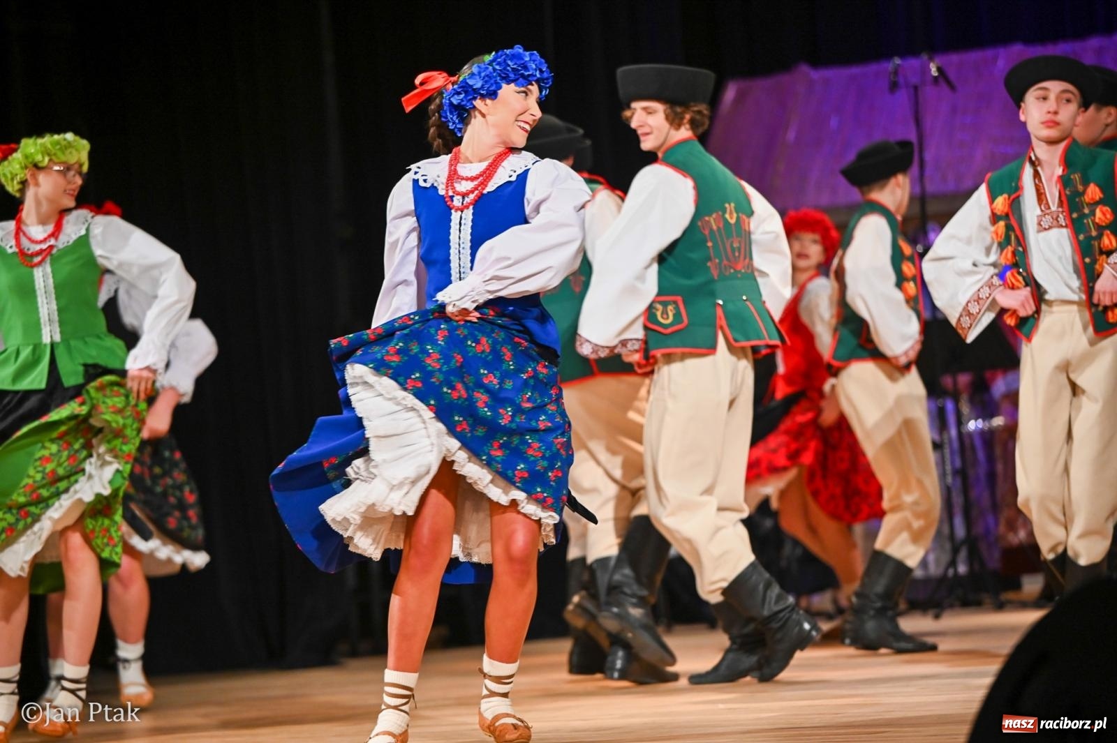 Zdjęcie w galerii na portalu naszraciborz.pl: Taneczna podróż przez siedem regionów Polski na deskach RCK wiadomości z regionu