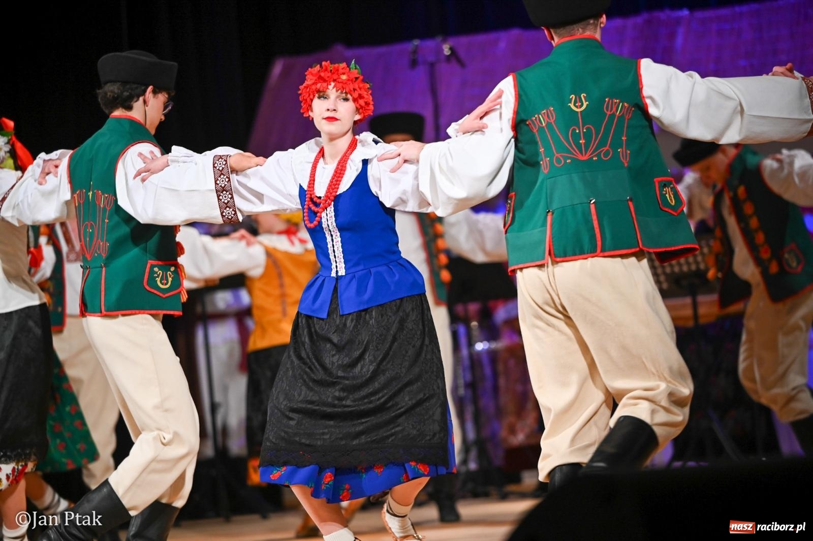 Zdjęcie w galerii na portalu naszraciborz.pl: Taneczna podróż przez siedem regionów Polski na deskach RCK wiadomości z regionu