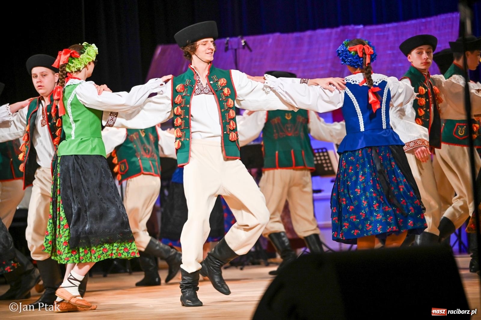 Zdjęcie w galerii na portalu naszraciborz.pl: Taneczna podróż przez siedem regionów Polski na deskach RCK wiadomości z regionu