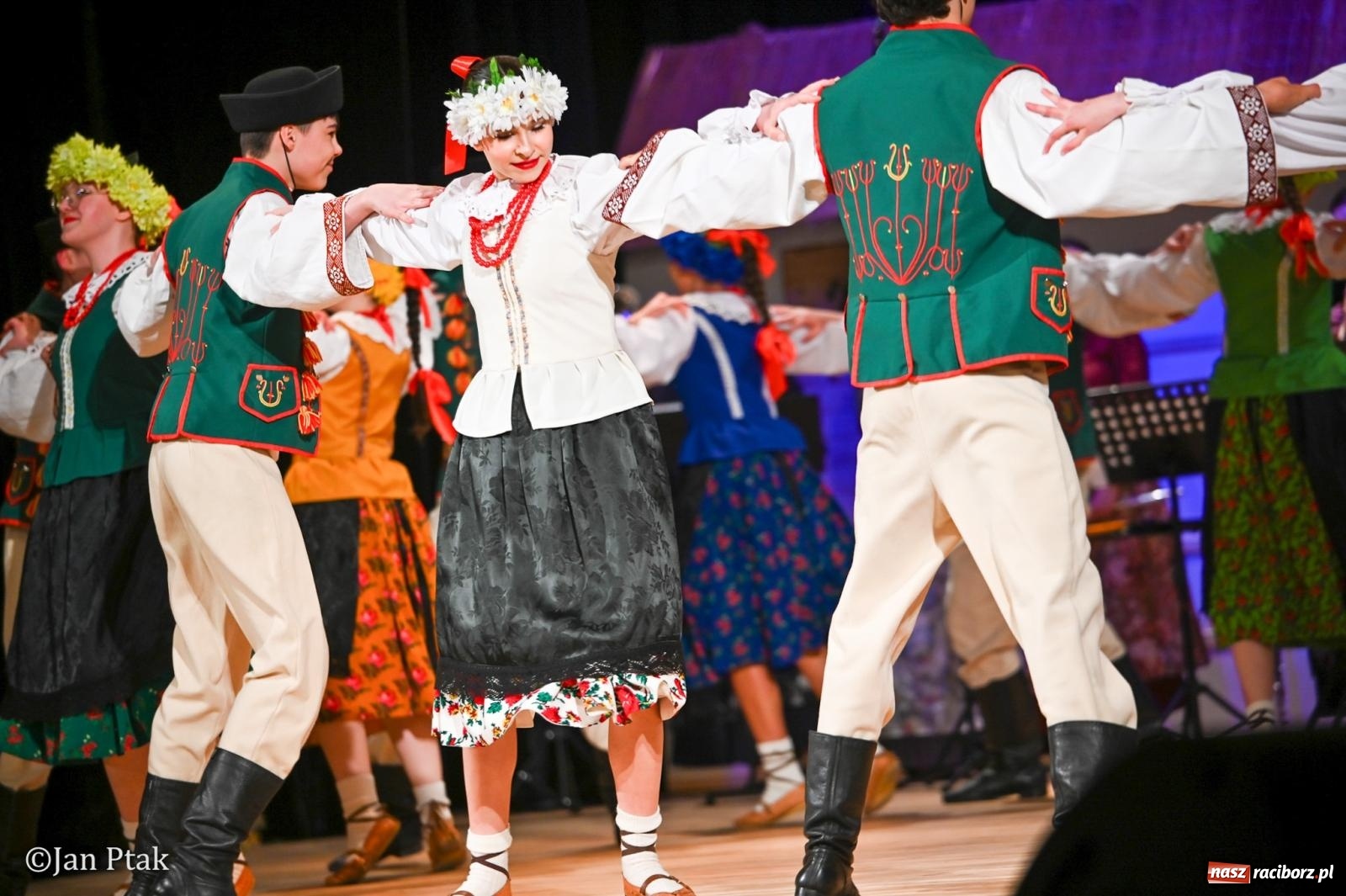 Zdjęcie w galerii na portalu naszraciborz.pl: Taneczna podróż przez siedem regionów Polski na deskach RCK wiadomości z regionu