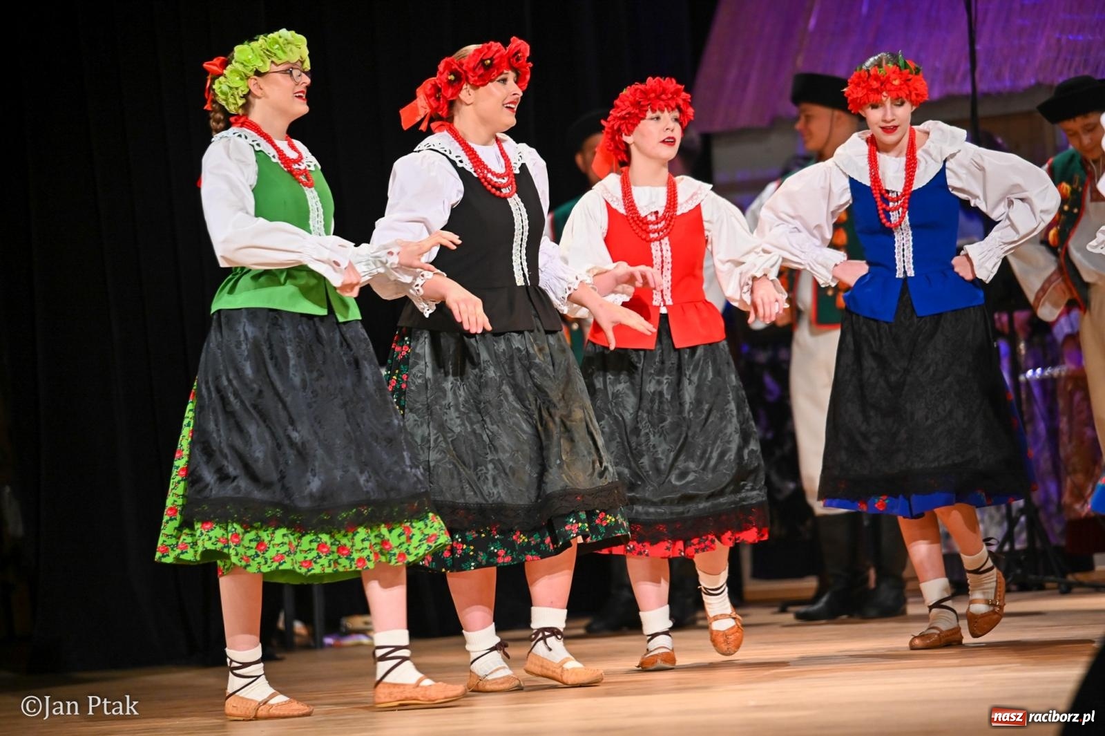 Zdjęcie w galerii na portalu naszraciborz.pl: Taneczna podróż przez siedem regionów Polski na deskach RCK wiadomości z regionu