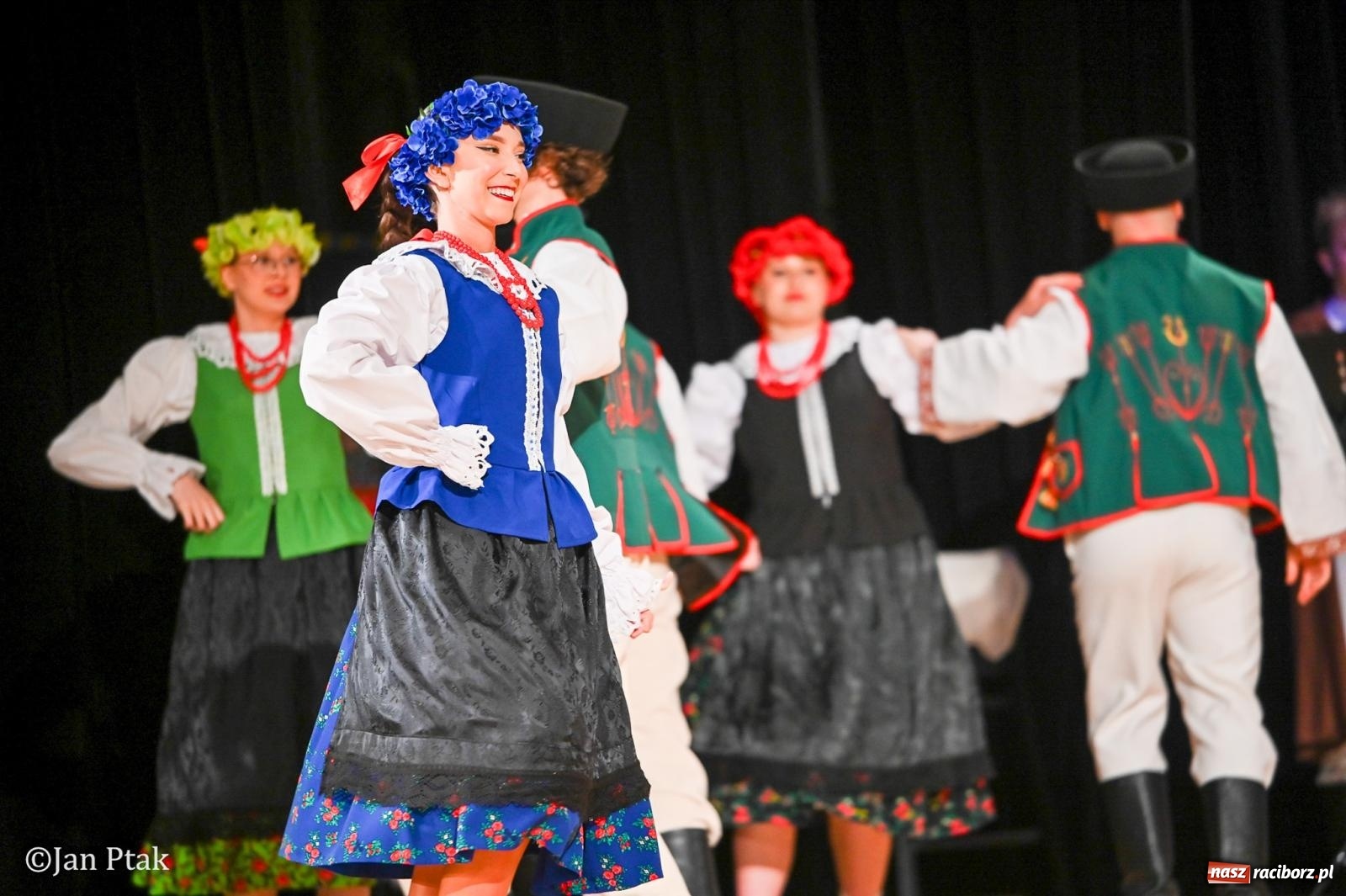 Zdjęcie w galerii na portalu naszraciborz.pl: Taneczna podróż przez siedem regionów Polski na deskach RCK wiadomości z regionu