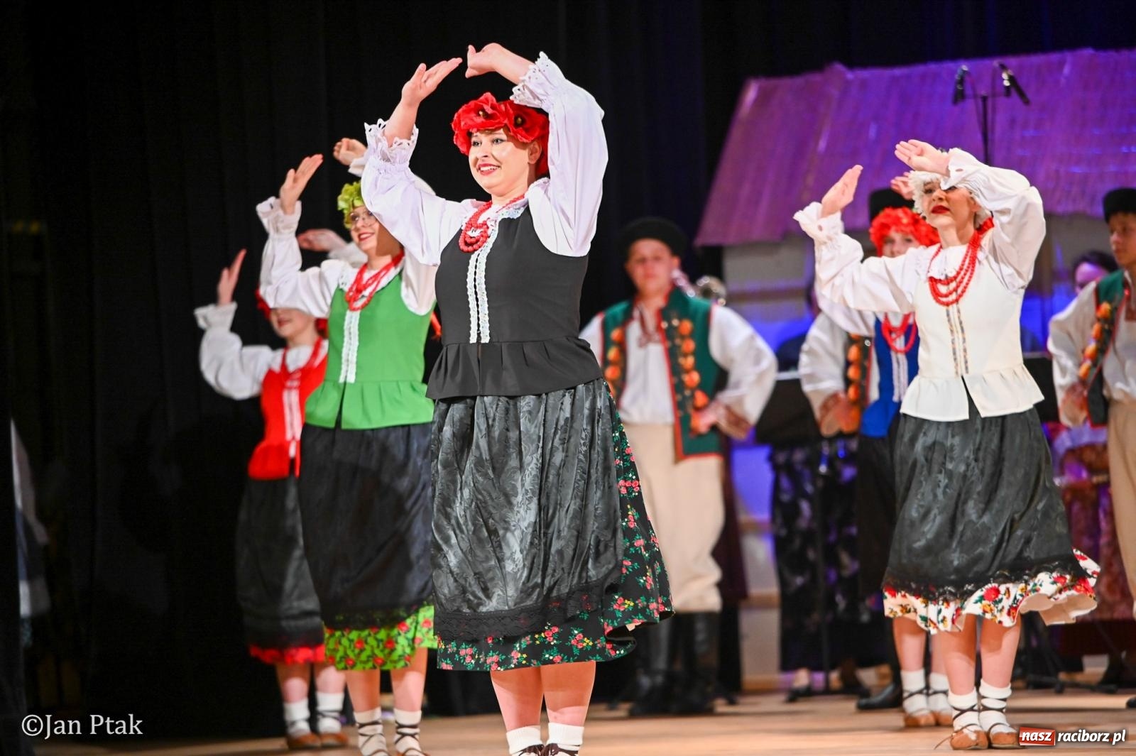 Zdjęcie w galerii na portalu naszraciborz.pl: Taneczna podróż przez siedem regionów Polski na deskach RCK wiadomości z regionu