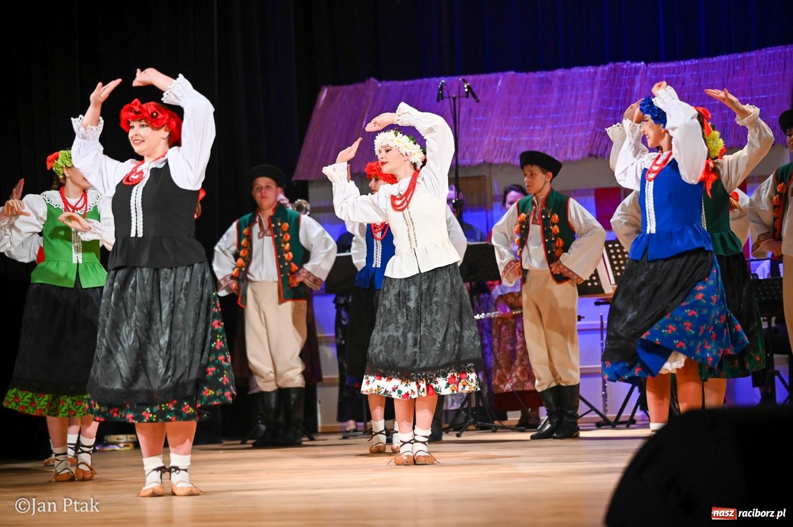 Zdjęcie w galerii na portalu naszraciborz.pl: Taneczna podróż przez siedem regionów Polski na deskach RCK wiadomości z regionu