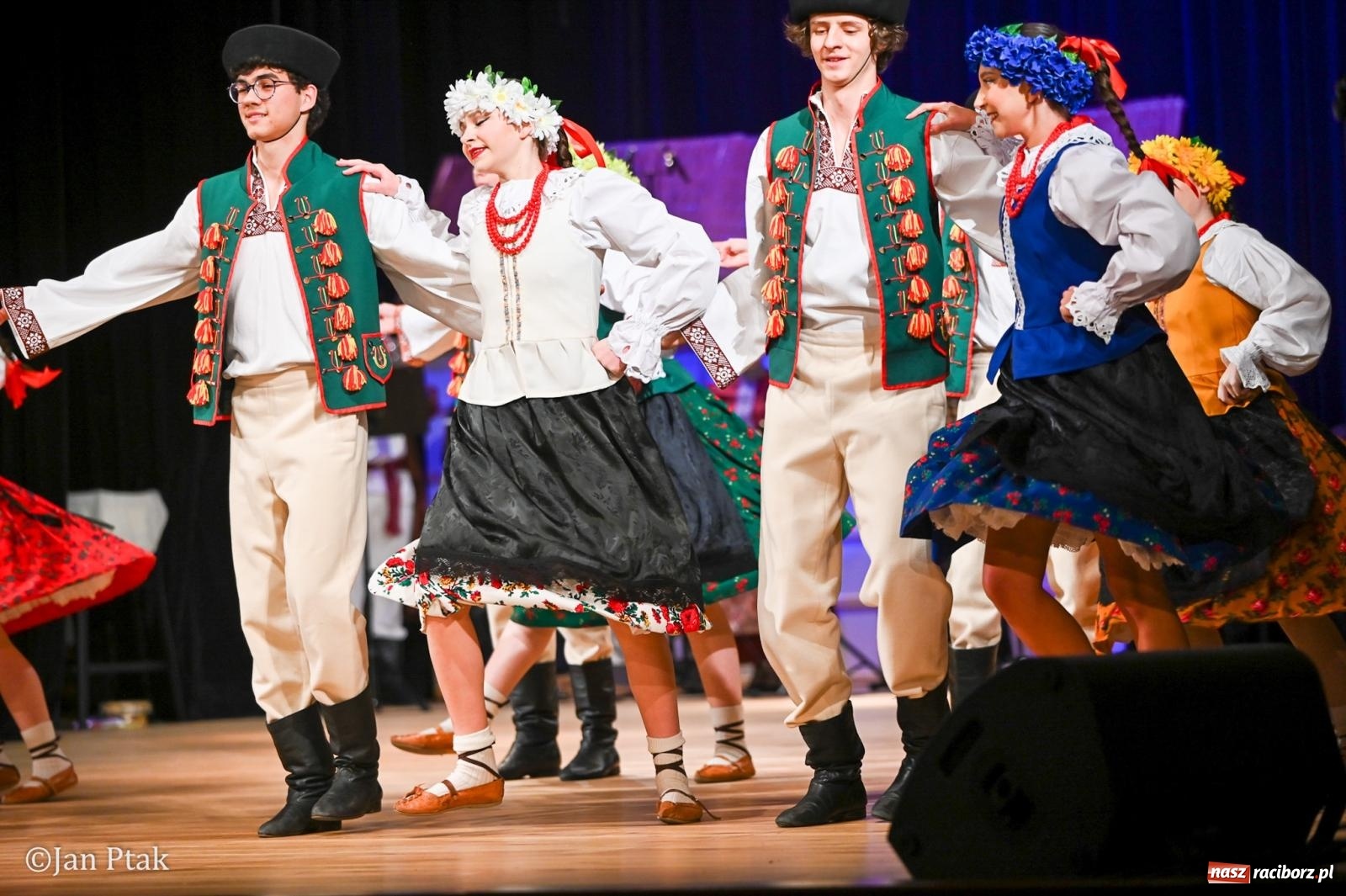 Zdjęcie w galerii na portalu naszraciborz.pl: Taneczna podróż przez siedem regionów Polski na deskach RCK wiadomości z regionu