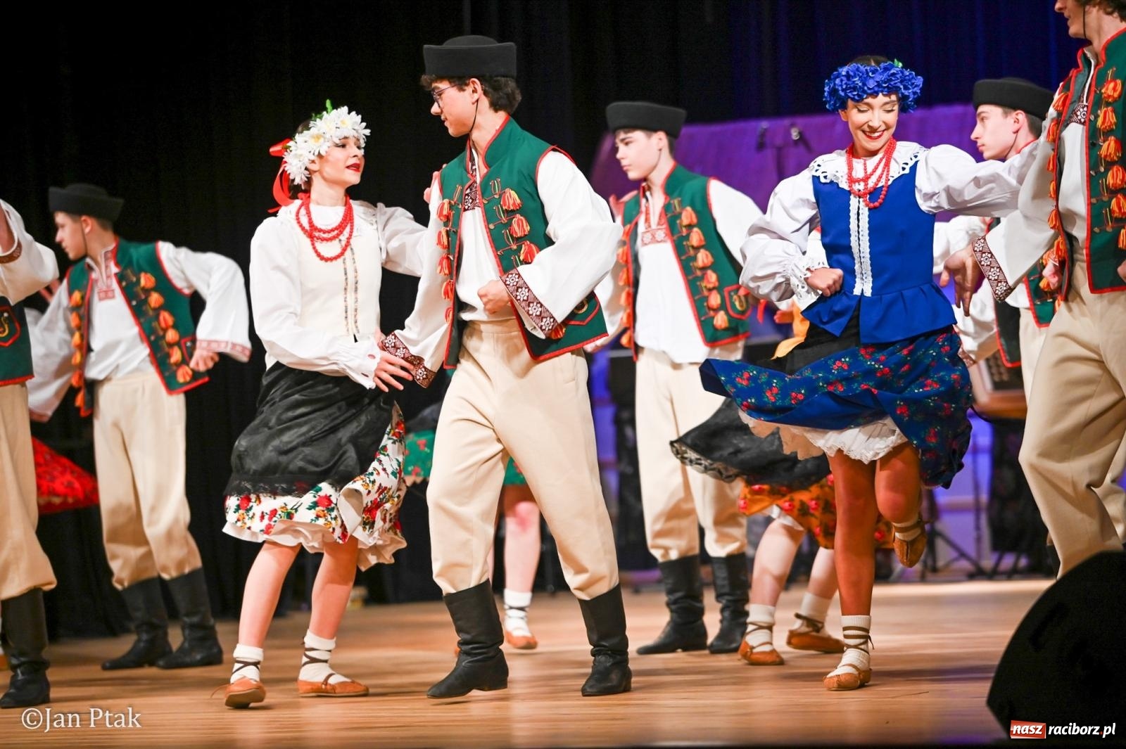 Zdjęcie w galerii na portalu naszraciborz.pl: Taneczna podróż przez siedem regionów Polski na deskach RCK wiadomości z regionu