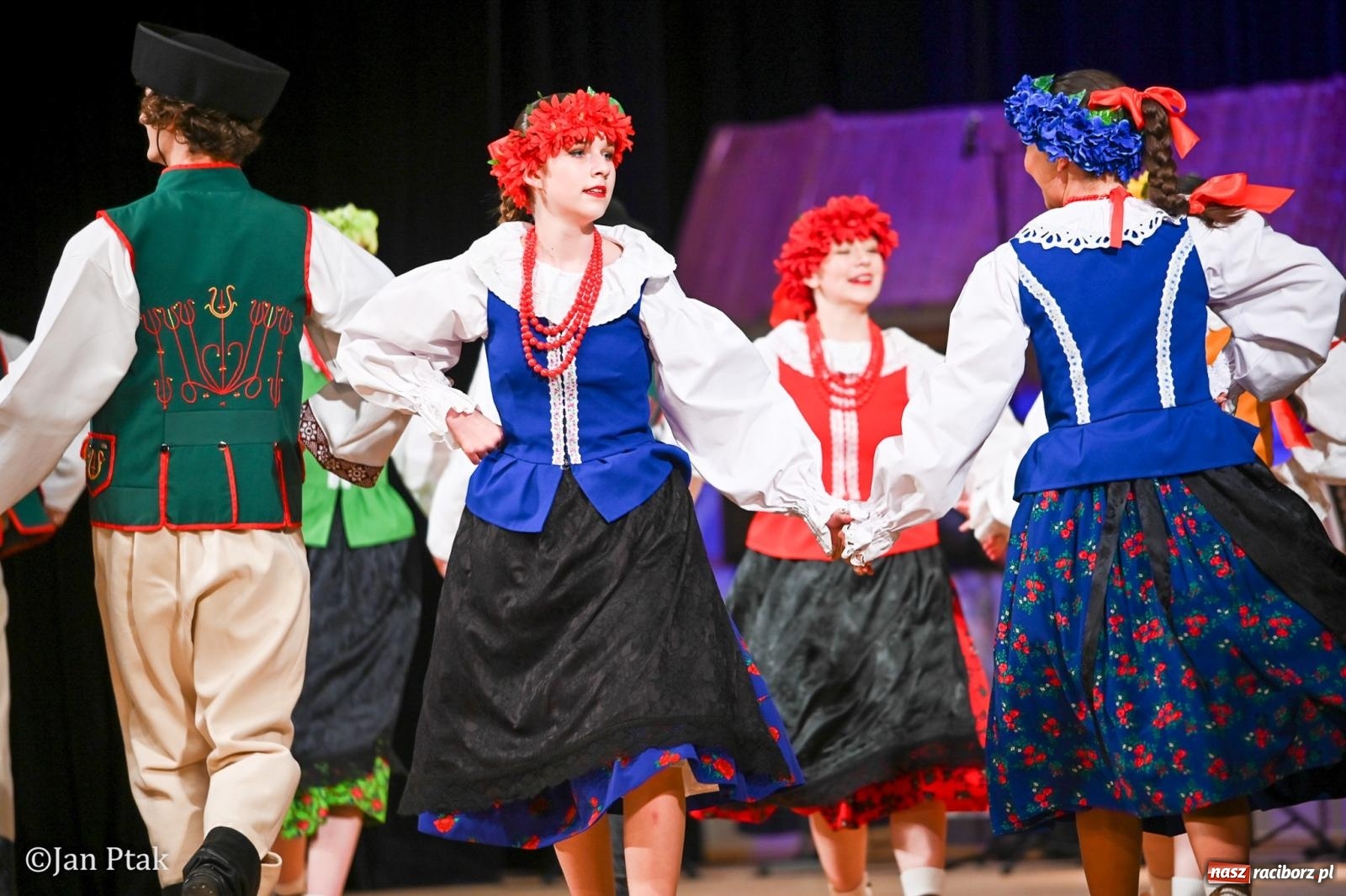 Zdjęcie w galerii na portalu naszraciborz.pl: Taneczna podróż przez siedem regionów Polski na deskach RCK wiadomości z regionu