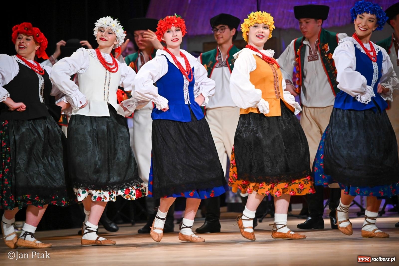 Zdjęcie w galerii na portalu naszraciborz.pl: Taneczna podróż przez siedem regionów Polski na deskach RCK wiadomości z regionu