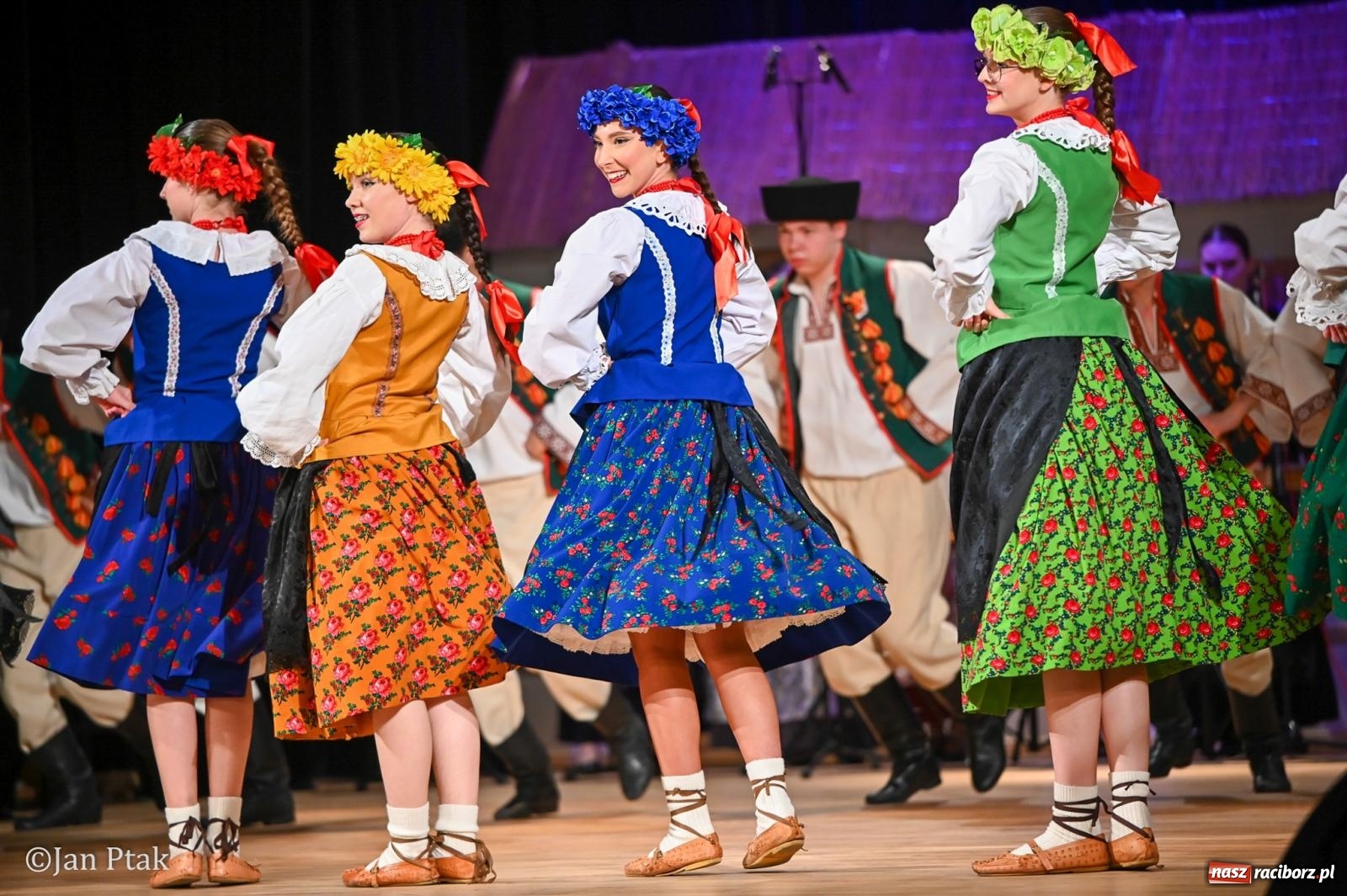 Zdjęcie w galerii na portalu naszraciborz.pl: Taneczna podróż przez siedem regionów Polski na deskach RCK wiadomości z regionu