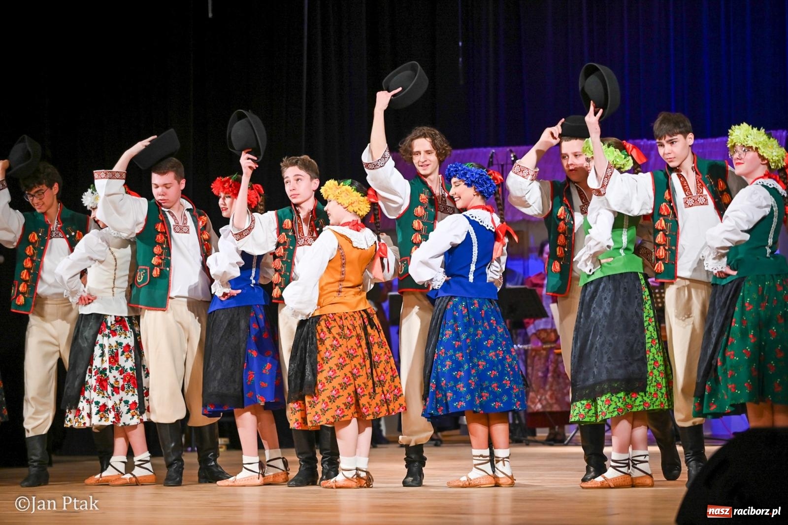 Zdjęcie w galerii na portalu naszraciborz.pl: Taneczna podróż przez siedem regionów Polski na deskach RCK wiadomości z regionu