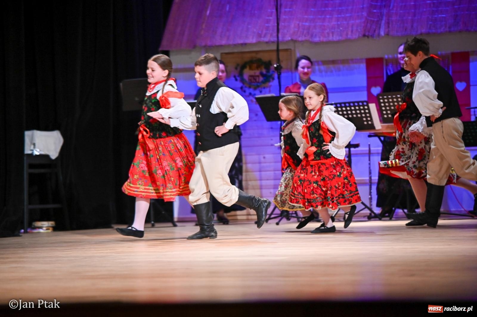 Zdjęcie w galerii na portalu naszraciborz.pl: Taneczna podróż przez siedem regionów Polski na deskach RCK wiadomości z regionu