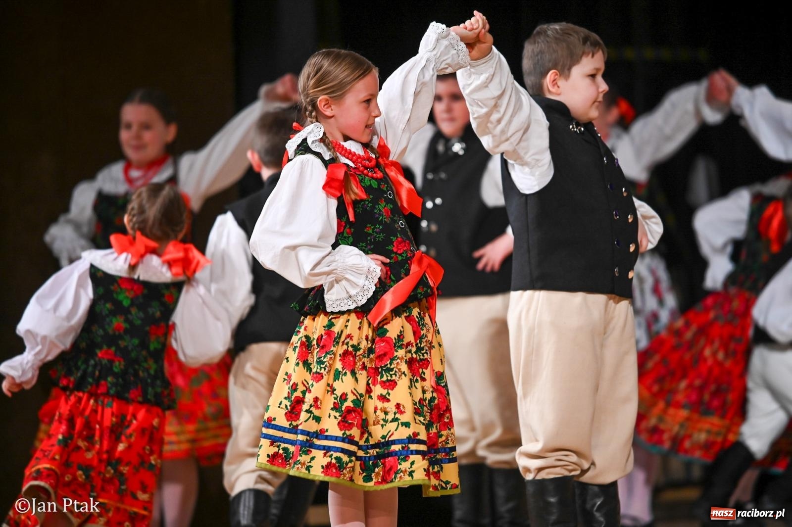 Zdjęcie w galerii na portalu naszraciborz.pl: Taneczna podróż przez siedem regionów Polski na deskach RCK wiadomości z regionu