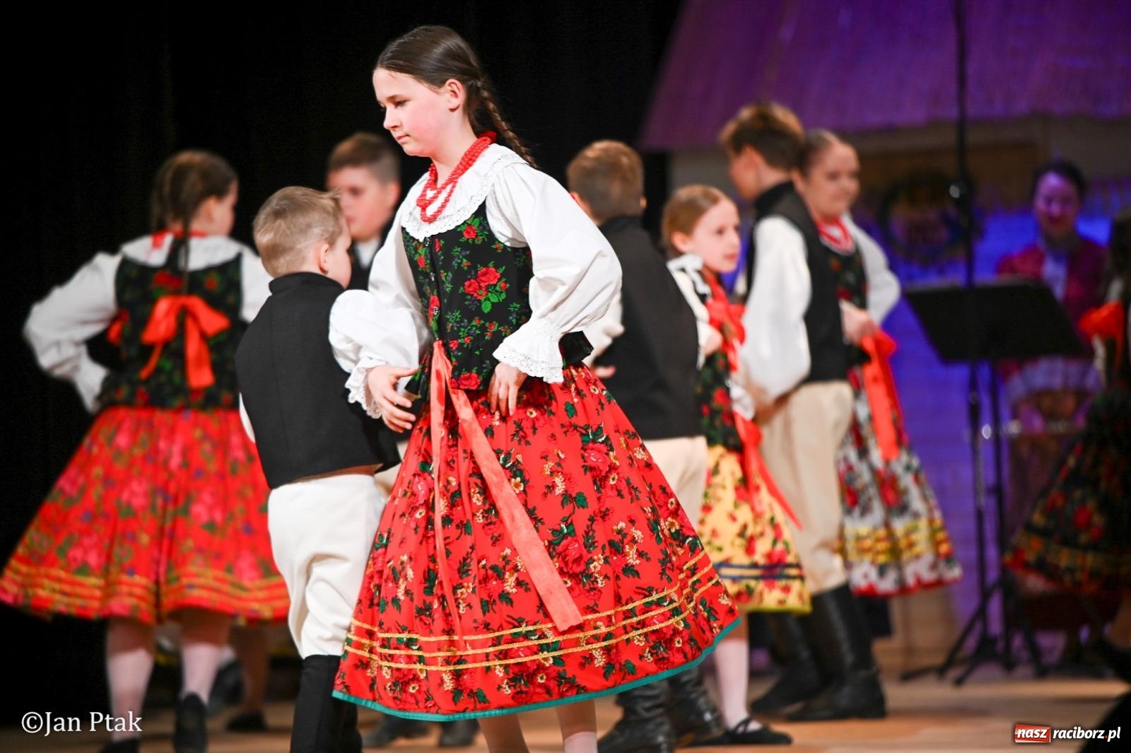 Zdjęcie w galerii na portalu naszraciborz.pl: Taneczna podróż przez siedem regionów Polski na deskach RCK wiadomości z regionu