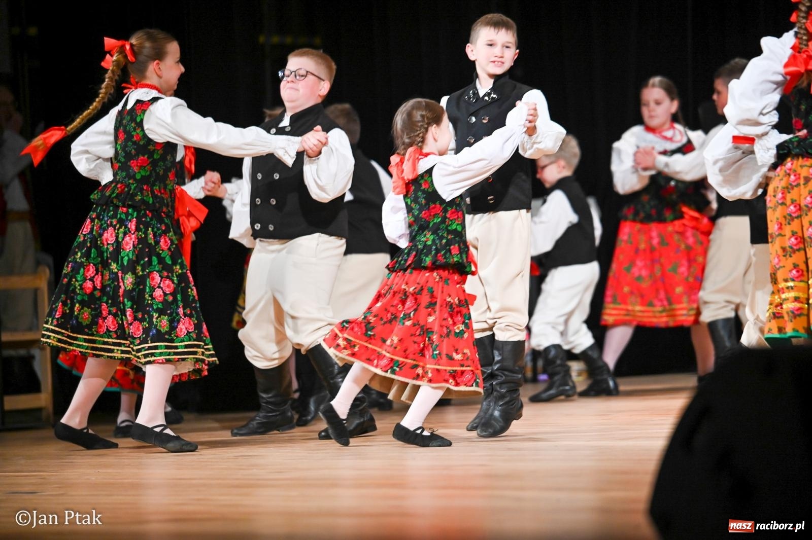 Zdjęcie w galerii na portalu naszraciborz.pl: Taneczna podróż przez siedem regionów Polski na deskach RCK wiadomości z regionu