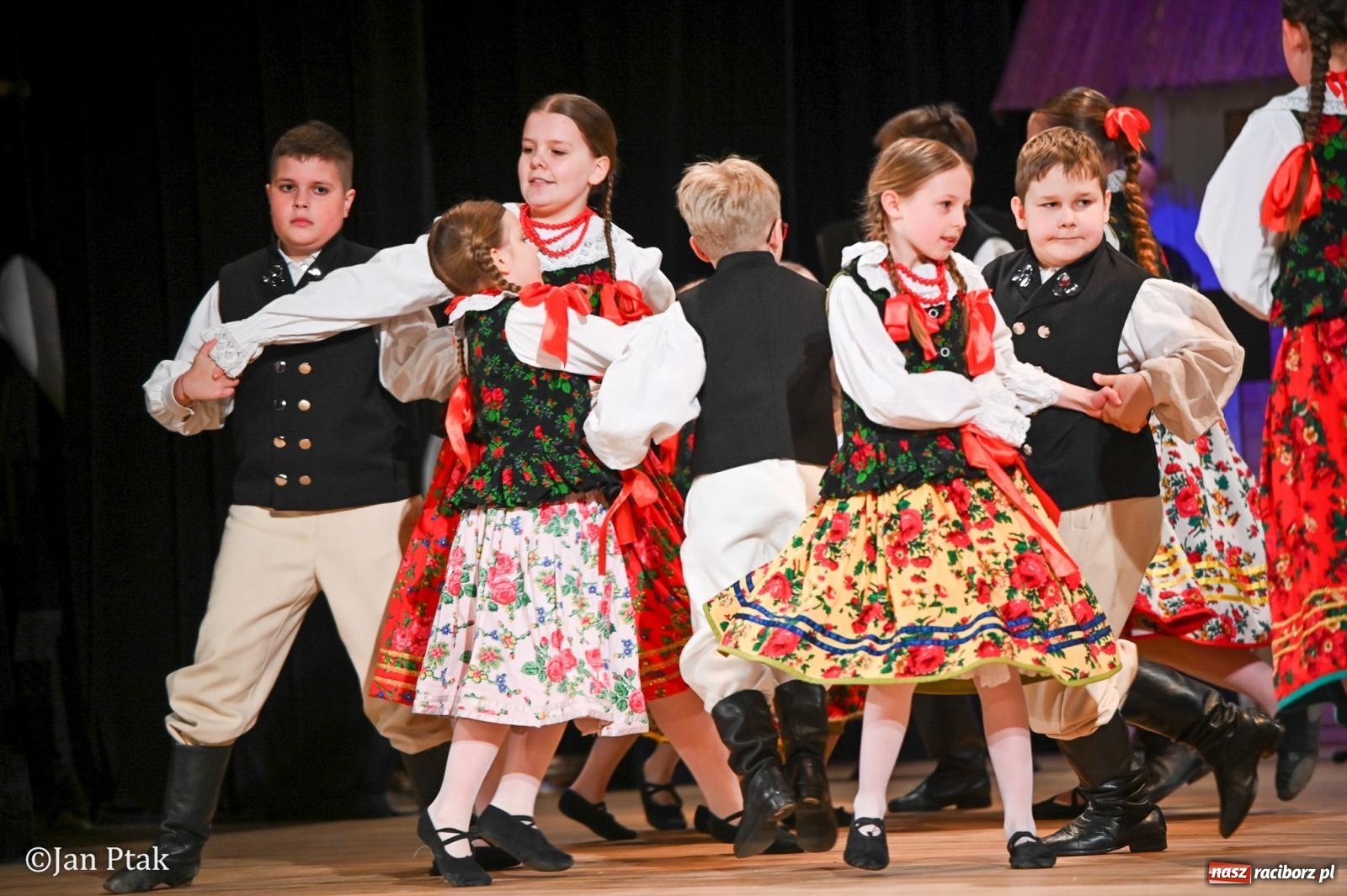 Zdjęcie w galerii na portalu naszraciborz.pl: Taneczna podróż przez siedem regionów Polski na deskach RCK wiadomości z regionu
