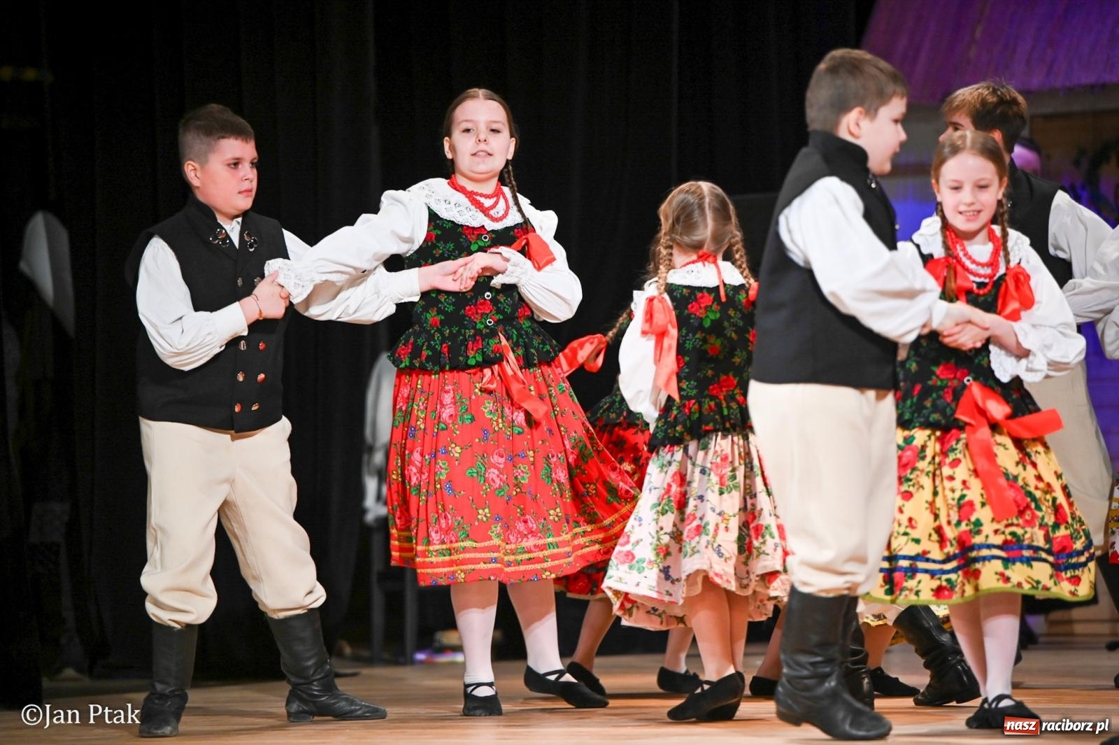 Zdjęcie w galerii na portalu naszraciborz.pl: Taneczna podróż przez siedem regionów Polski na deskach RCK wiadomości z regionu