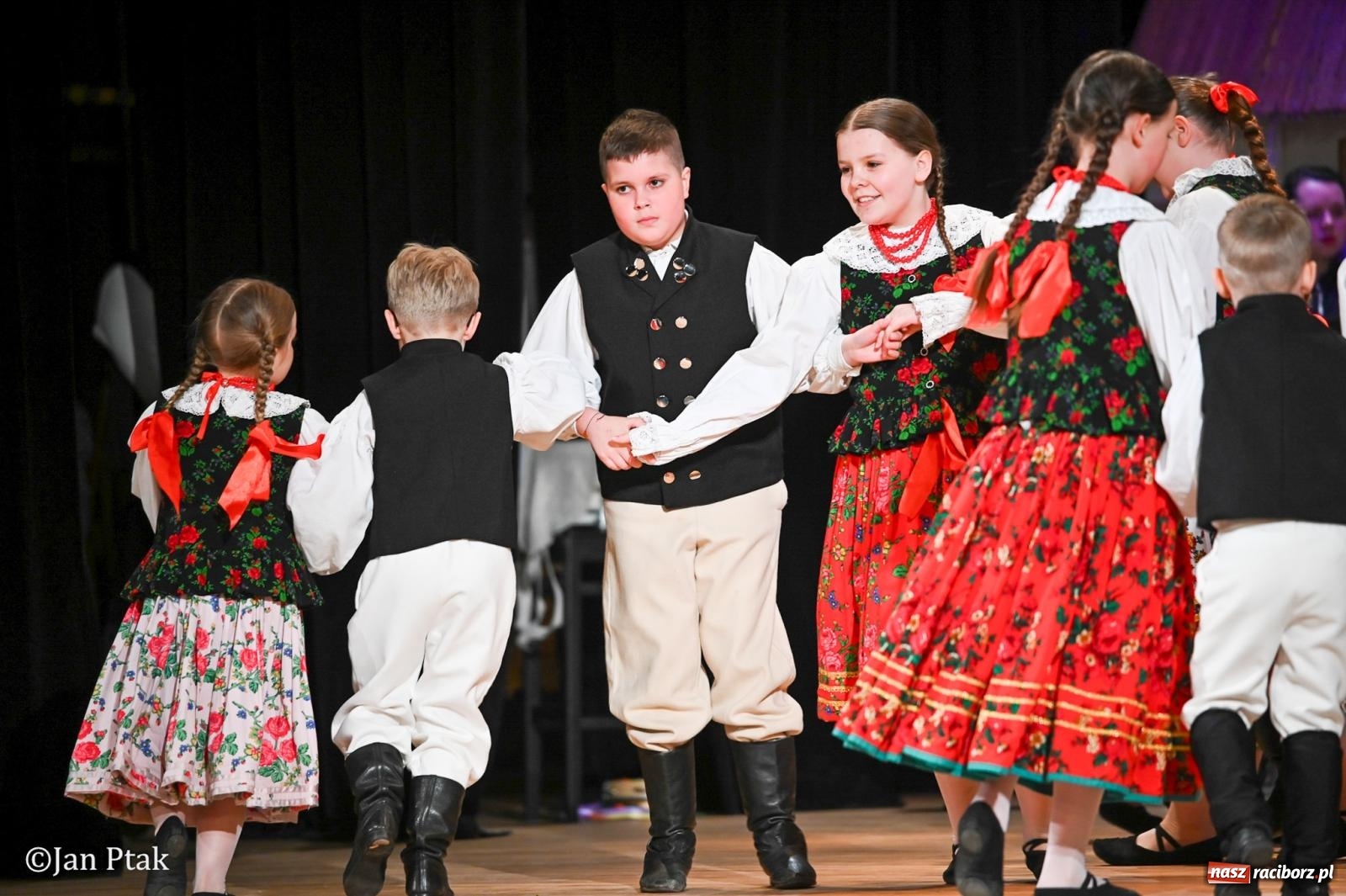 Zdjęcie w galerii na portalu naszraciborz.pl: Taneczna podróż przez siedem regionów Polski na deskach RCK wiadomości z regionu