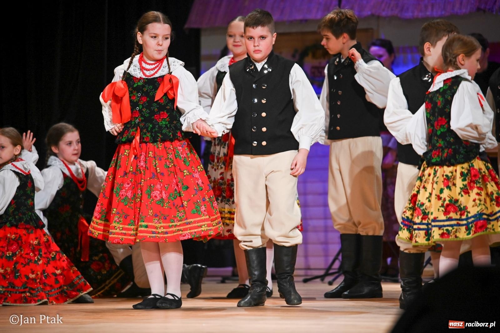 Zdjęcie w galerii na portalu naszraciborz.pl: Taneczna podróż przez siedem regionów Polski na deskach RCK wiadomości z regionu
