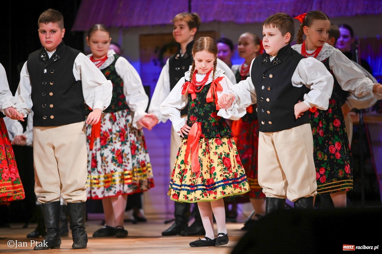 Zdjęcie w galerii na portalu naszraciborz.pl: Taneczna podróż przez siedem regionów Polski na deskach RCK wiadomości z regionu