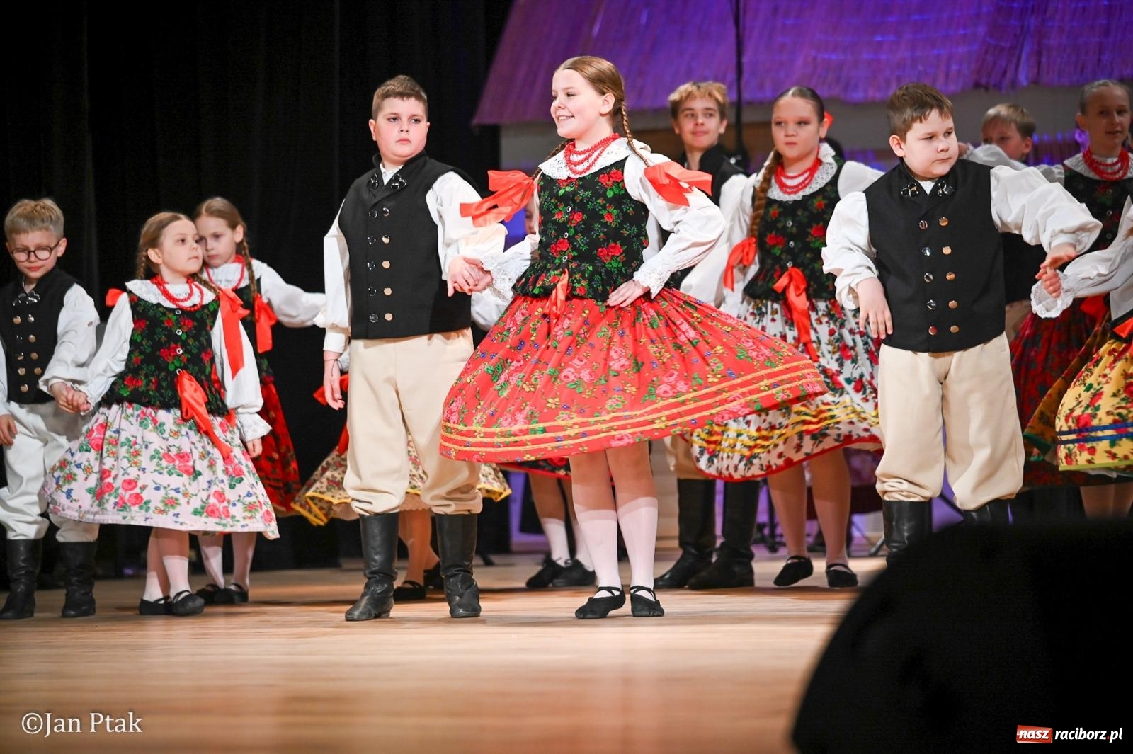 Zdjęcie w galerii na portalu naszraciborz.pl: Taneczna podróż przez siedem regionów Polski na deskach RCK wiadomości z regionu