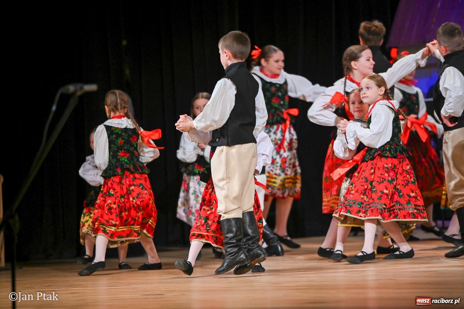 Zdjęcie w galerii na portalu naszraciborz.pl: Taneczna podróż przez siedem regionów Polski na deskach RCK wiadomości z regionu