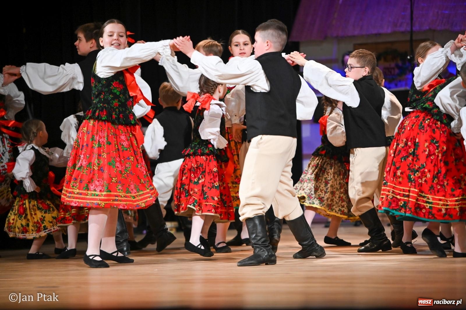 Zdjęcie w galerii na portalu naszraciborz.pl: Taneczna podróż przez siedem regionów Polski na deskach RCK wiadomości z regionu