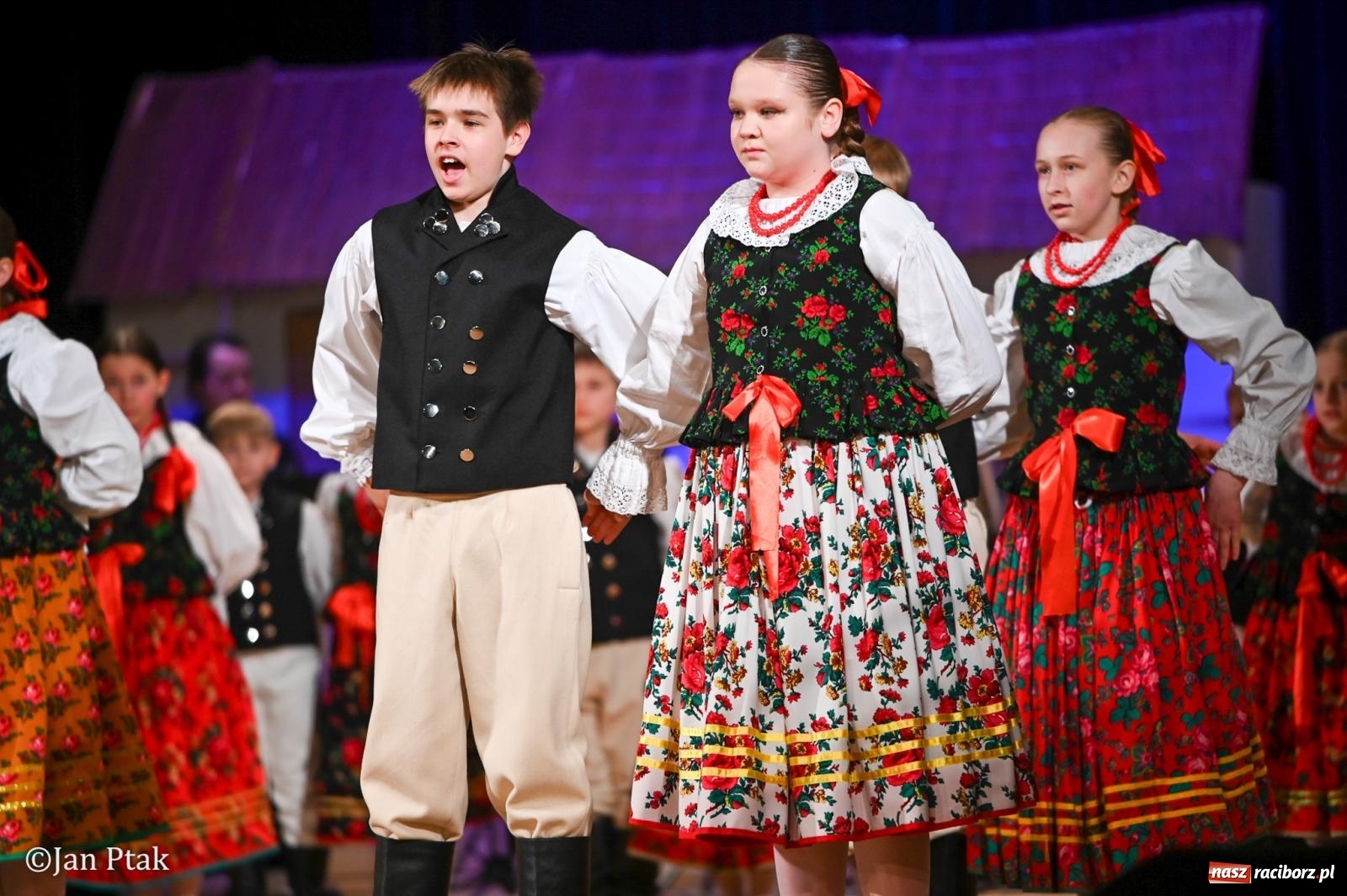 Zdjęcie w galerii na portalu naszraciborz.pl: Taneczna podróż przez siedem regionów Polski na deskach RCK wiadomości z regionu