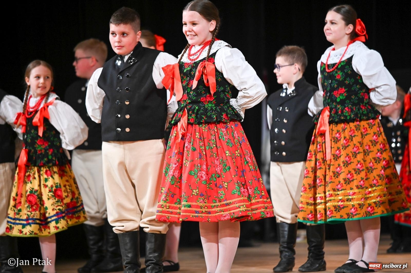 Zdjęcie w galerii na portalu naszraciborz.pl: Taneczna podróż przez siedem regionów Polski na deskach RCK wiadomości z regionu