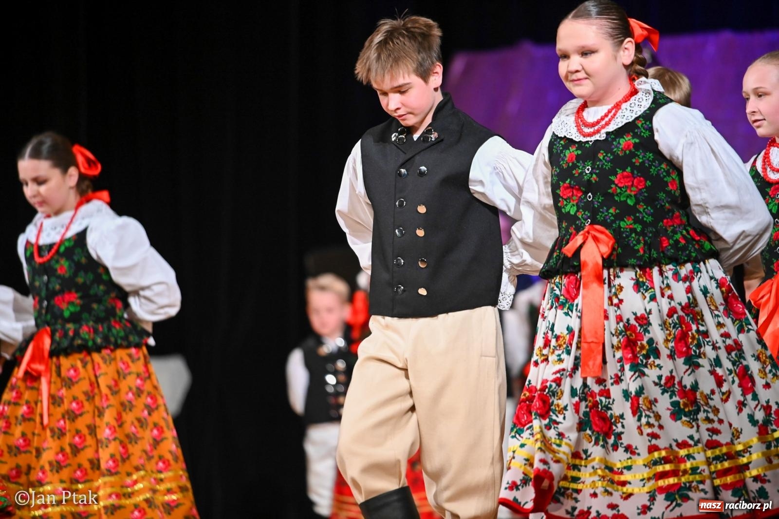 Zdjęcie w galerii na portalu naszraciborz.pl: Taneczna podróż przez siedem regionów Polski na deskach RCK wiadomości z regionu