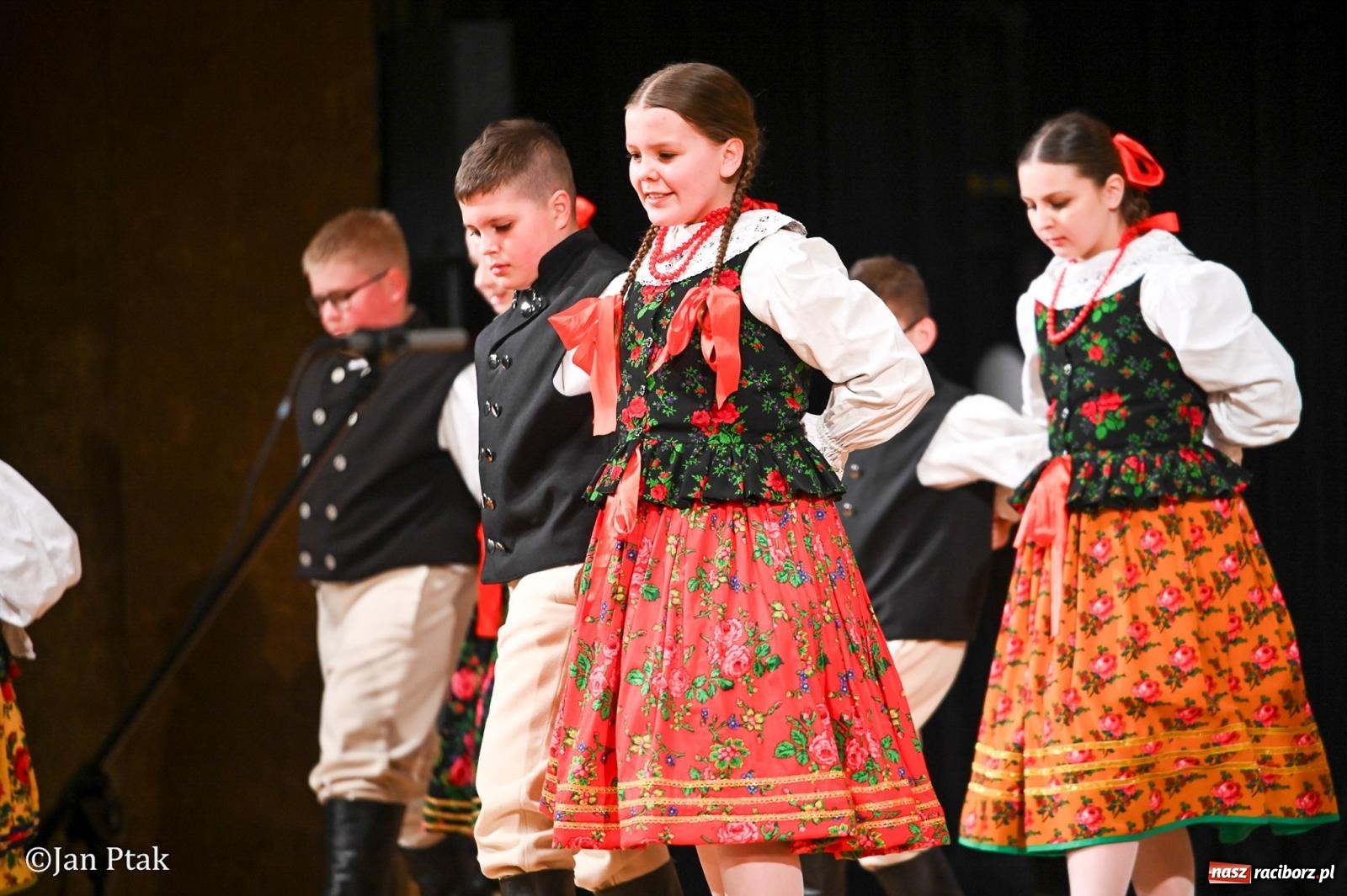 Zdjęcie w galerii na portalu naszraciborz.pl: Taneczna podróż przez siedem regionów Polski na deskach RCK wiadomości z regionu