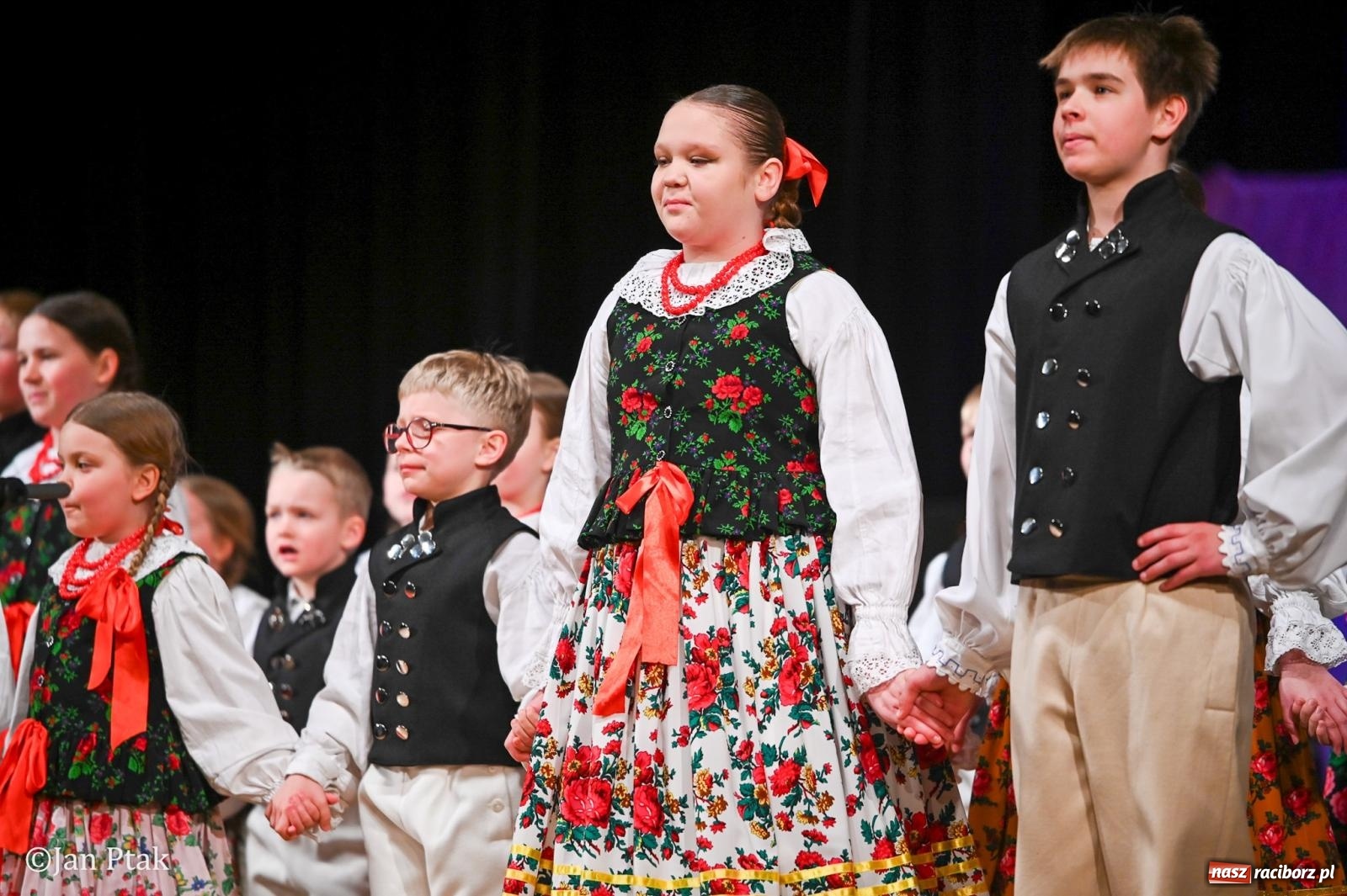 Zdjęcie w galerii na portalu naszraciborz.pl: Taneczna podróż przez siedem regionów Polski na deskach RCK wiadomości z regionu