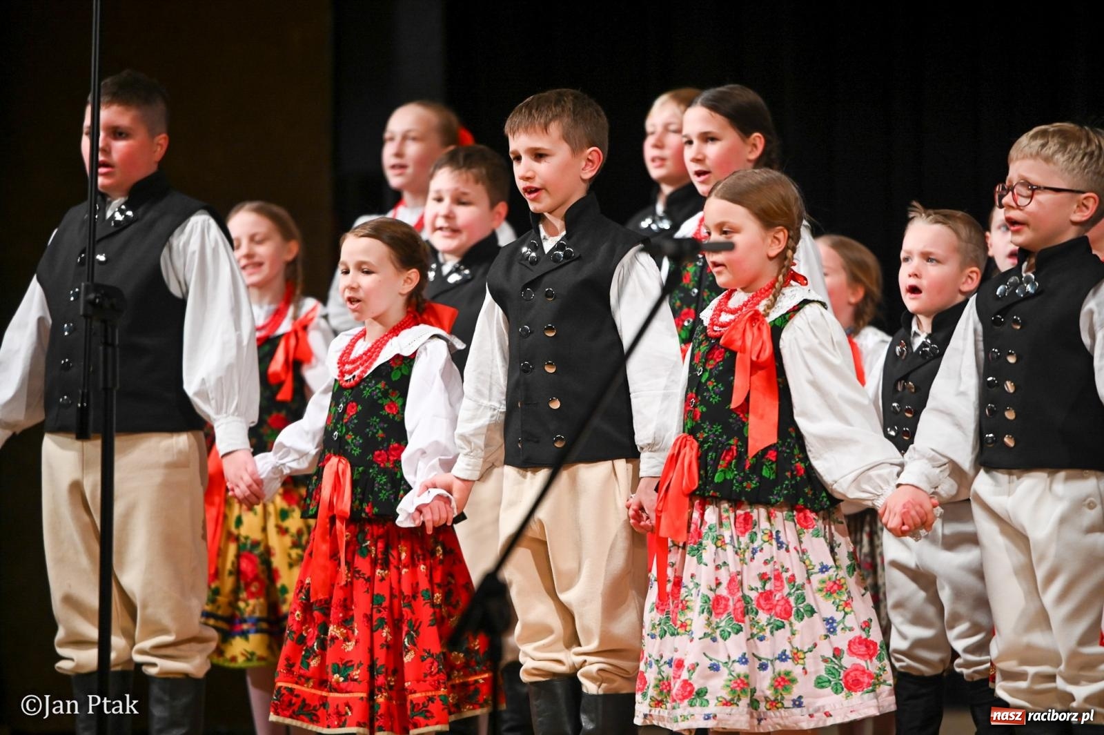 Zdjęcie w galerii na portalu naszraciborz.pl: Taneczna podróż przez siedem regionów Polski na deskach RCK wiadomości z regionu