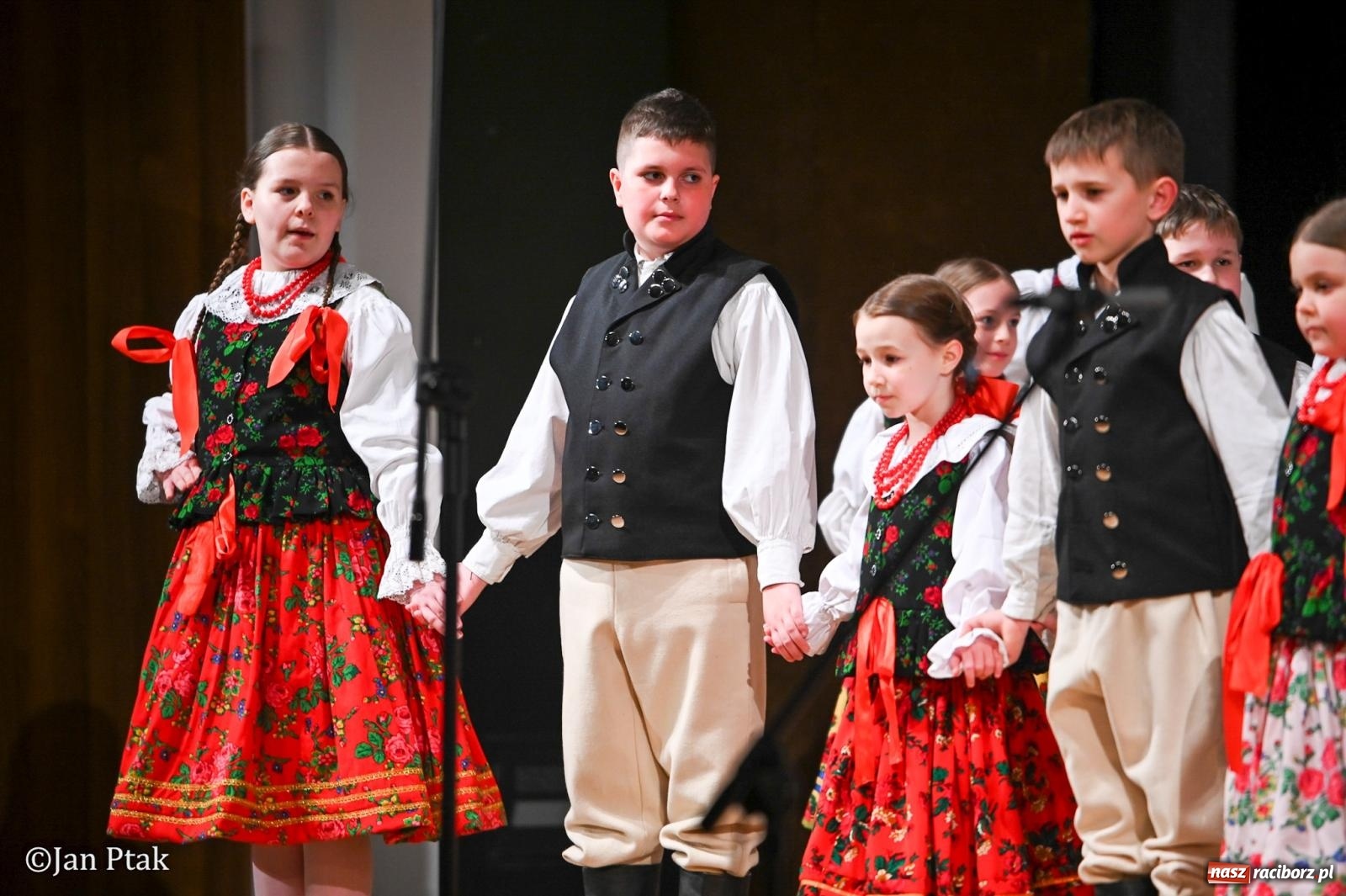 Zdjęcie w galerii na portalu naszraciborz.pl: Taneczna podróż przez siedem regionów Polski na deskach RCK wiadomości z regionu