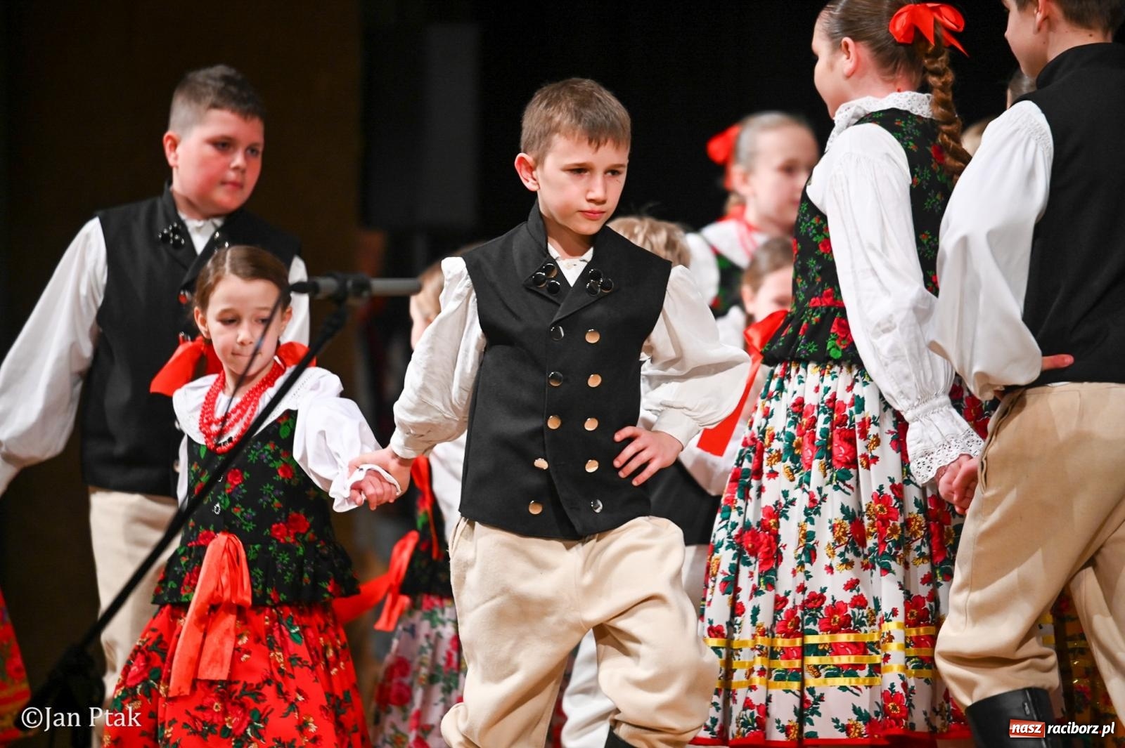 Zdjęcie w galerii na portalu naszraciborz.pl: Taneczna podróż przez siedem regionów Polski na deskach RCK wiadomości z regionu