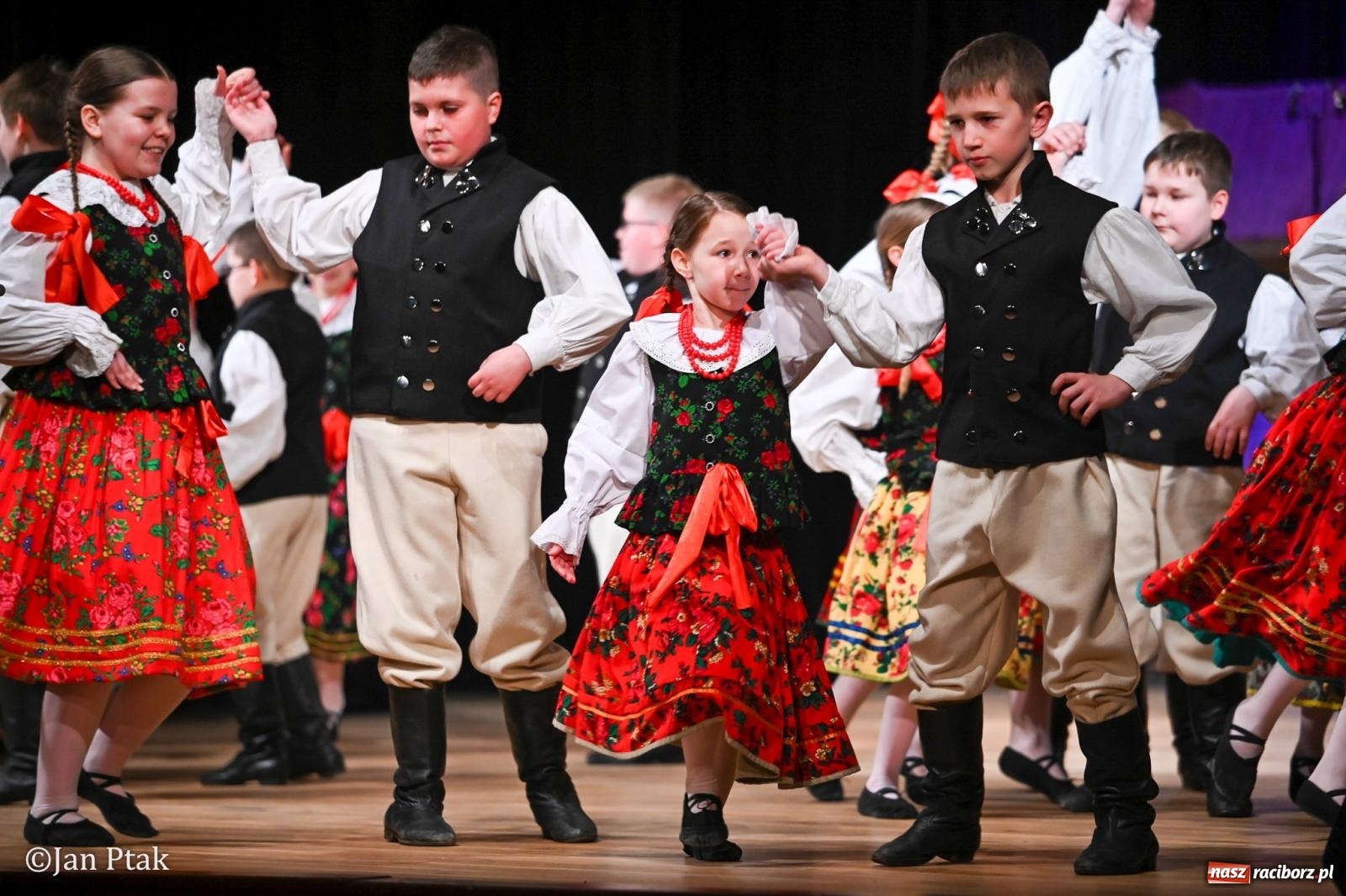 Zdjęcie w galerii na portalu naszraciborz.pl: Taneczna podróż przez siedem regionów Polski na deskach RCK wiadomości z regionu
