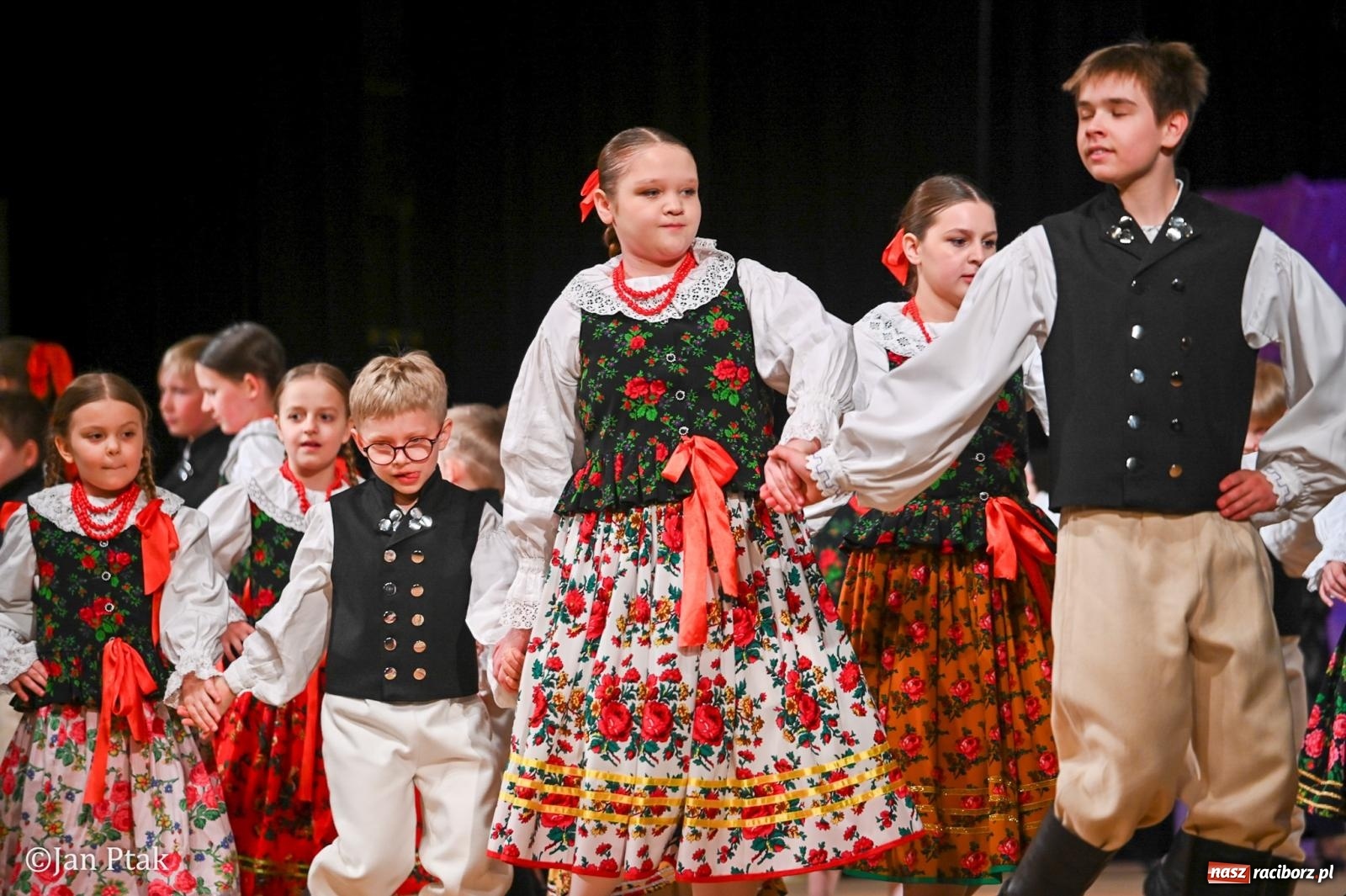 Zdjęcie w galerii na portalu naszraciborz.pl: Taneczna podróż przez siedem regionów Polski na deskach RCK wiadomości z regionu