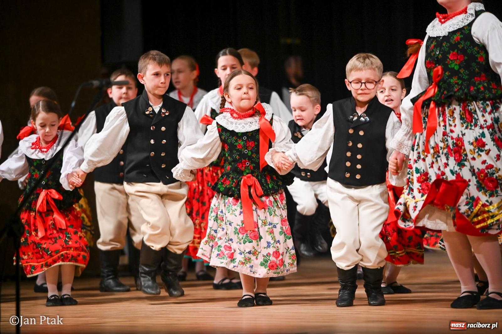 Zdjęcie w galerii na portalu naszraciborz.pl: Taneczna podróż przez siedem regionów Polski na deskach RCK wiadomości z regionu
