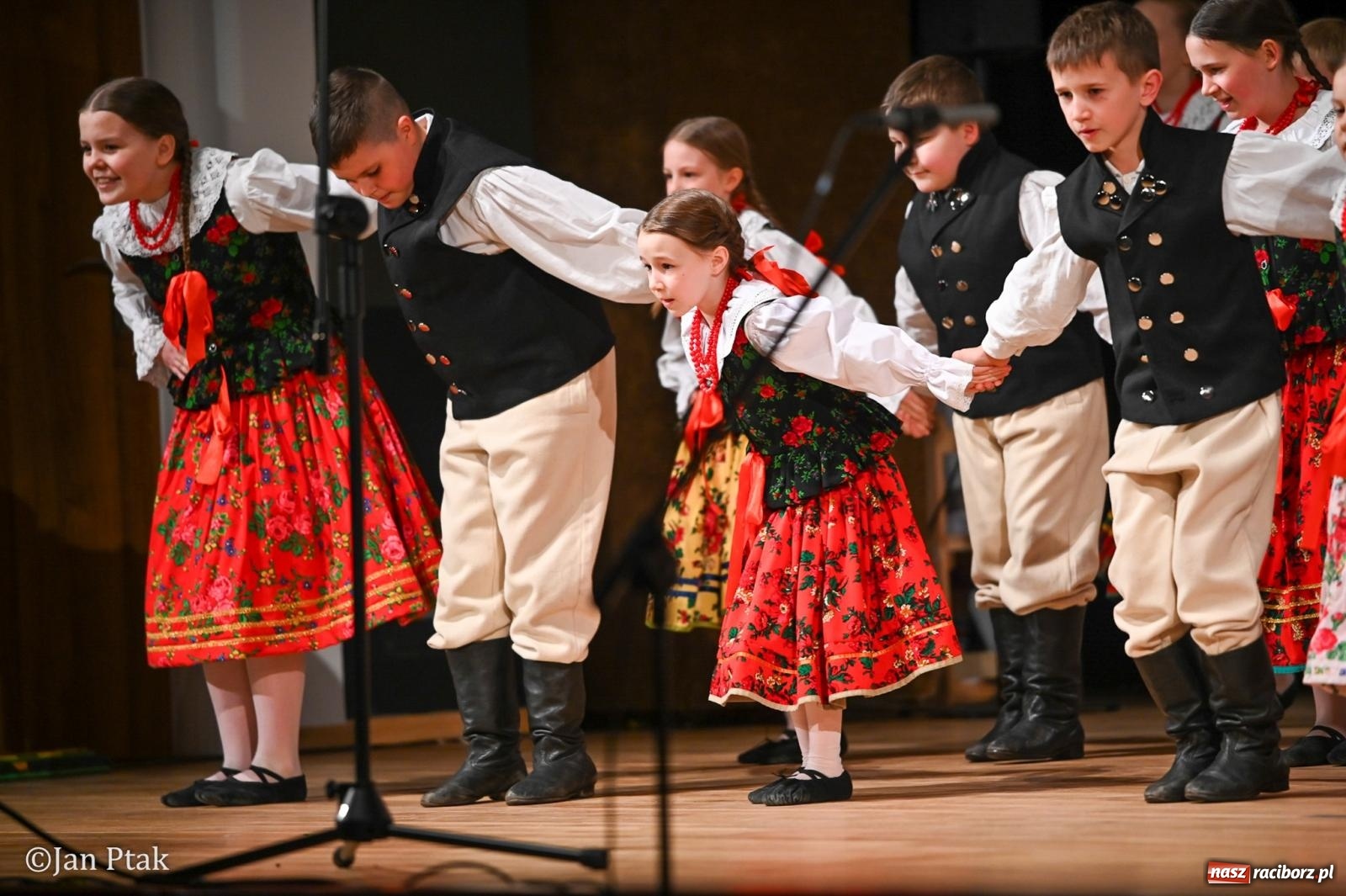 Zdjęcie w galerii na portalu naszraciborz.pl: Taneczna podróż przez siedem regionów Polski na deskach RCK wiadomości z regionu