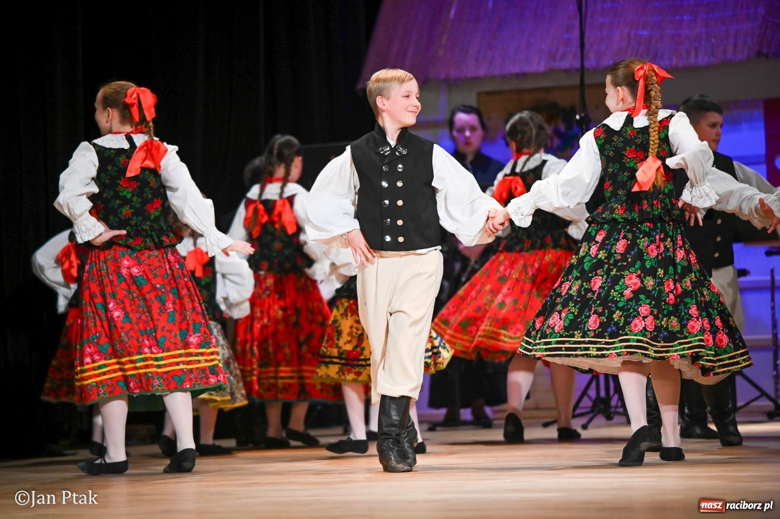 Zdjęcie w galerii na portalu naszraciborz.pl: Taneczna podróż przez siedem regionów Polski na deskach RCK wiadomości z regionu