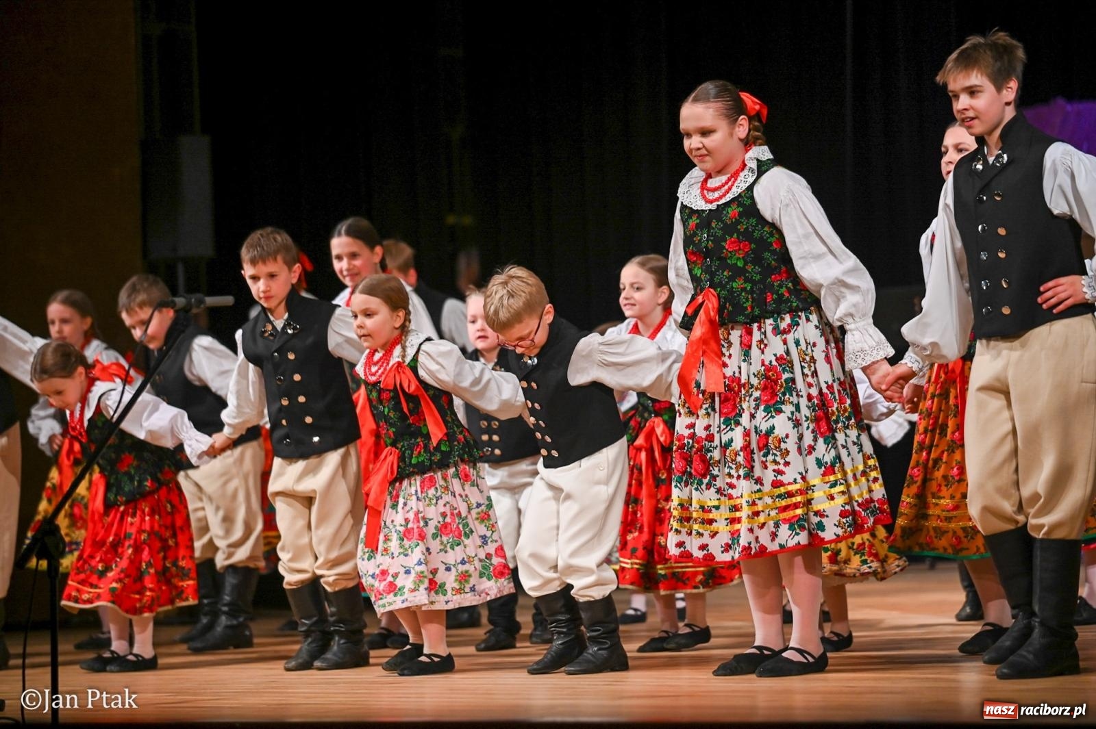 Zdjęcie w galerii na portalu naszraciborz.pl: Taneczna podróż przez siedem regionów Polski na deskach RCK wiadomości z regionu
