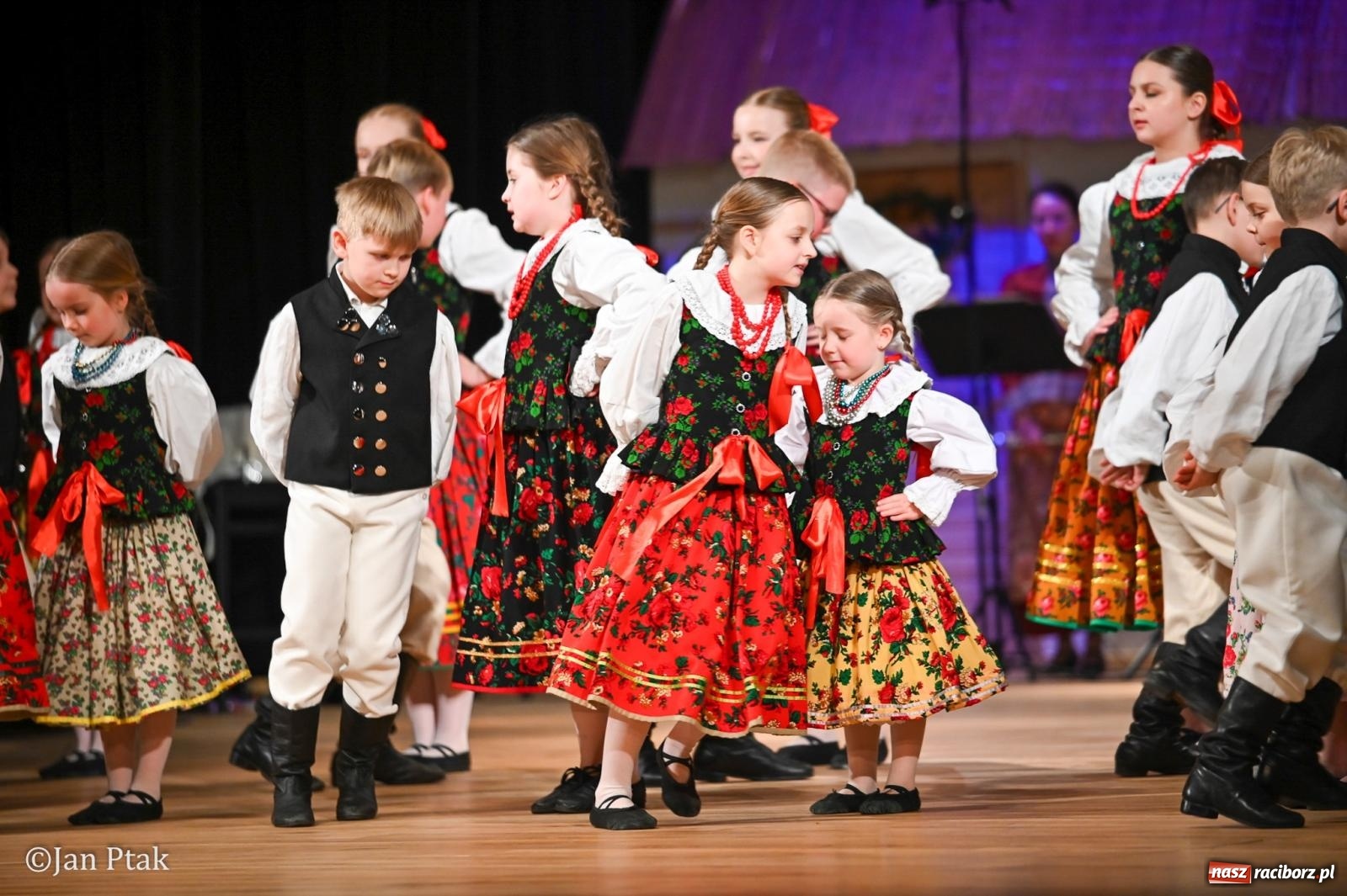 Zdjęcie w galerii na portalu naszraciborz.pl: Taneczna podróż przez siedem regionów Polski na deskach RCK wiadomości z regionu