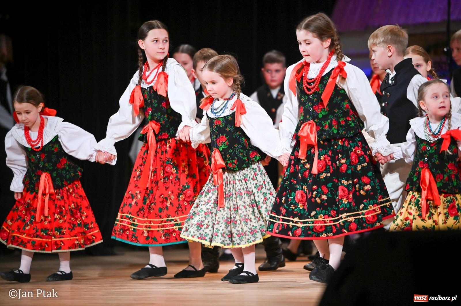 Zdjęcie w galerii na portalu naszraciborz.pl: Taneczna podróż przez siedem regionów Polski na deskach RCK wiadomości z regionu