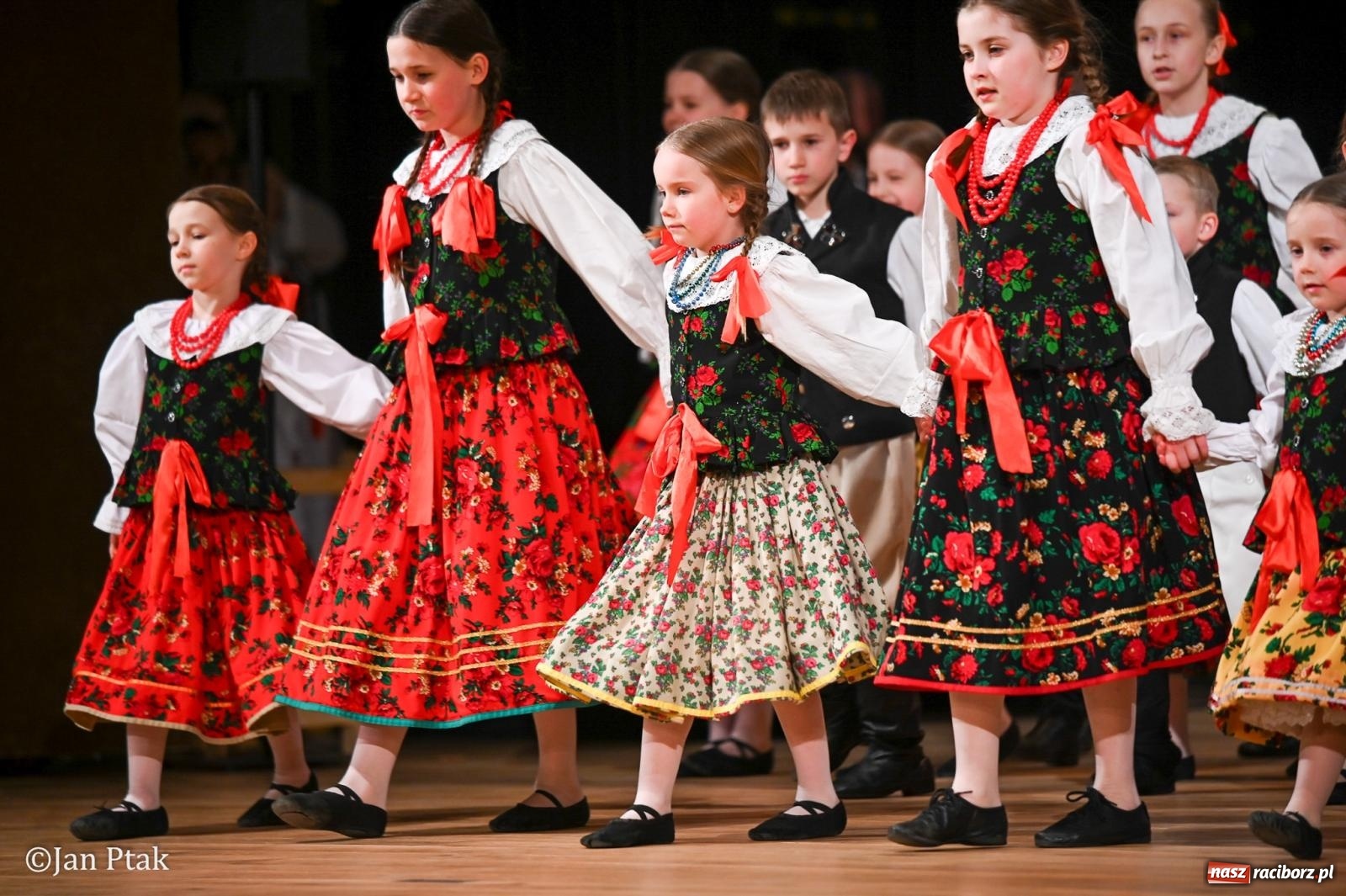 Zdjęcie w galerii na portalu naszraciborz.pl: Taneczna podróż przez siedem regionów Polski na deskach RCK wiadomości z regionu