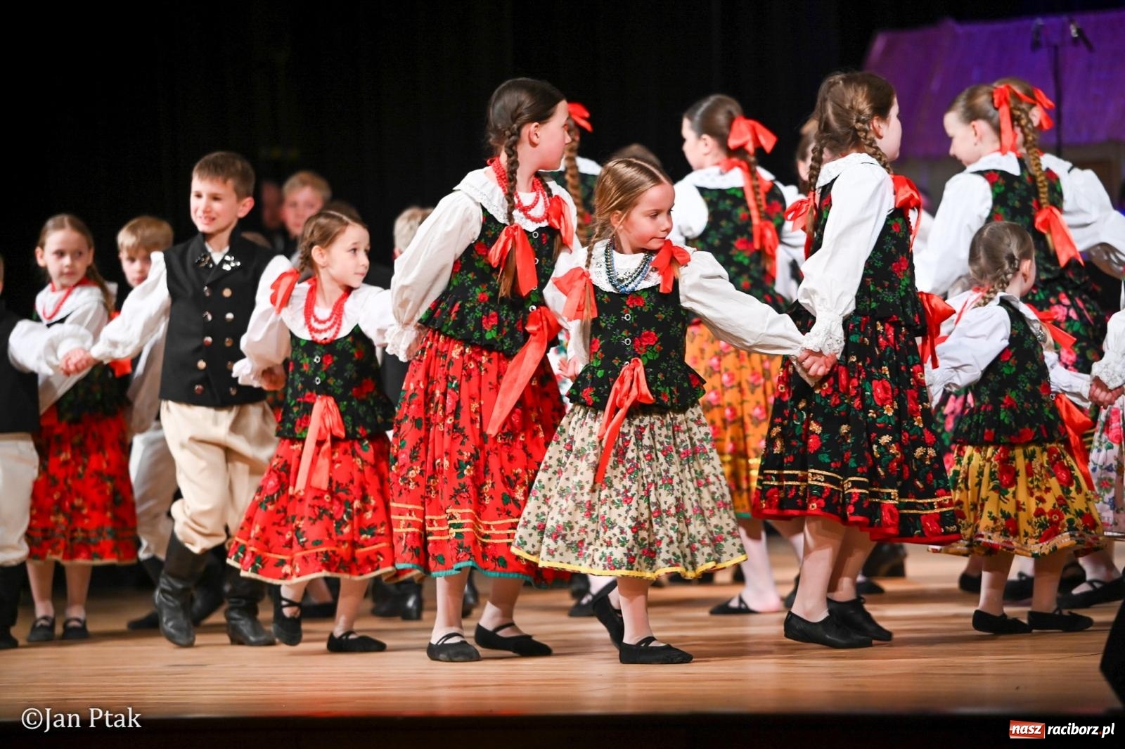 Zdjęcie w galerii na portalu naszraciborz.pl: Taneczna podróż przez siedem regionów Polski na deskach RCK wiadomości z regionu