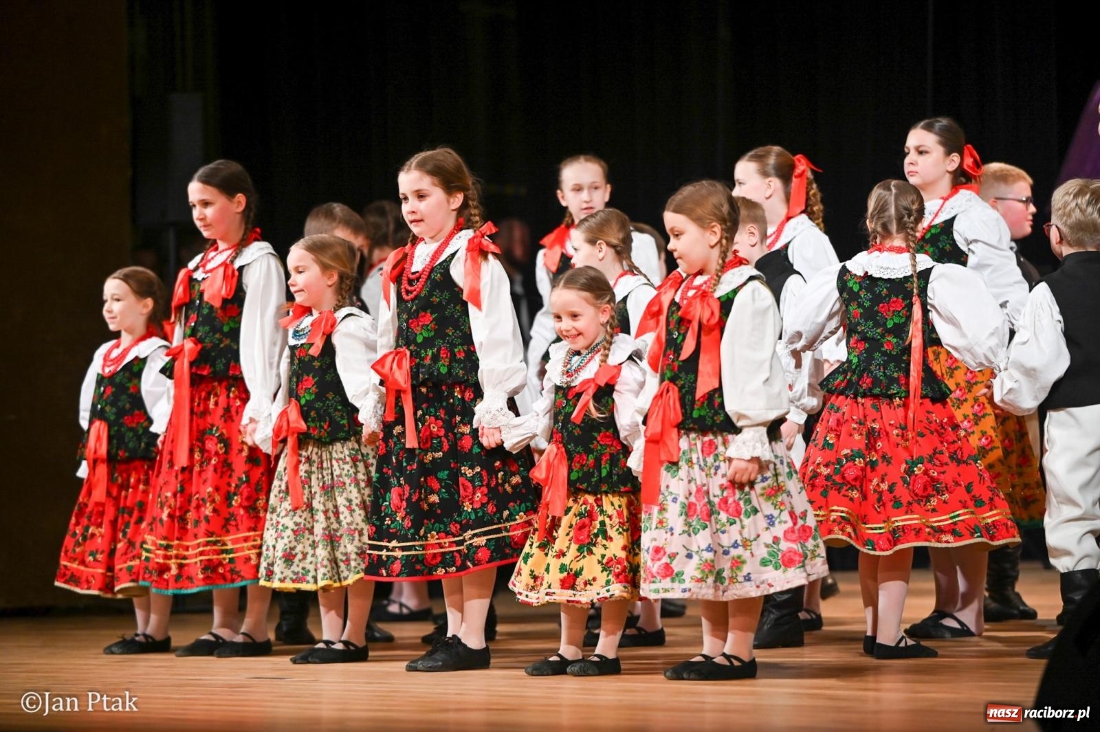 Zdjęcie w galerii na portalu naszraciborz.pl: Taneczna podróż przez siedem regionów Polski na deskach RCK wiadomości z regionu